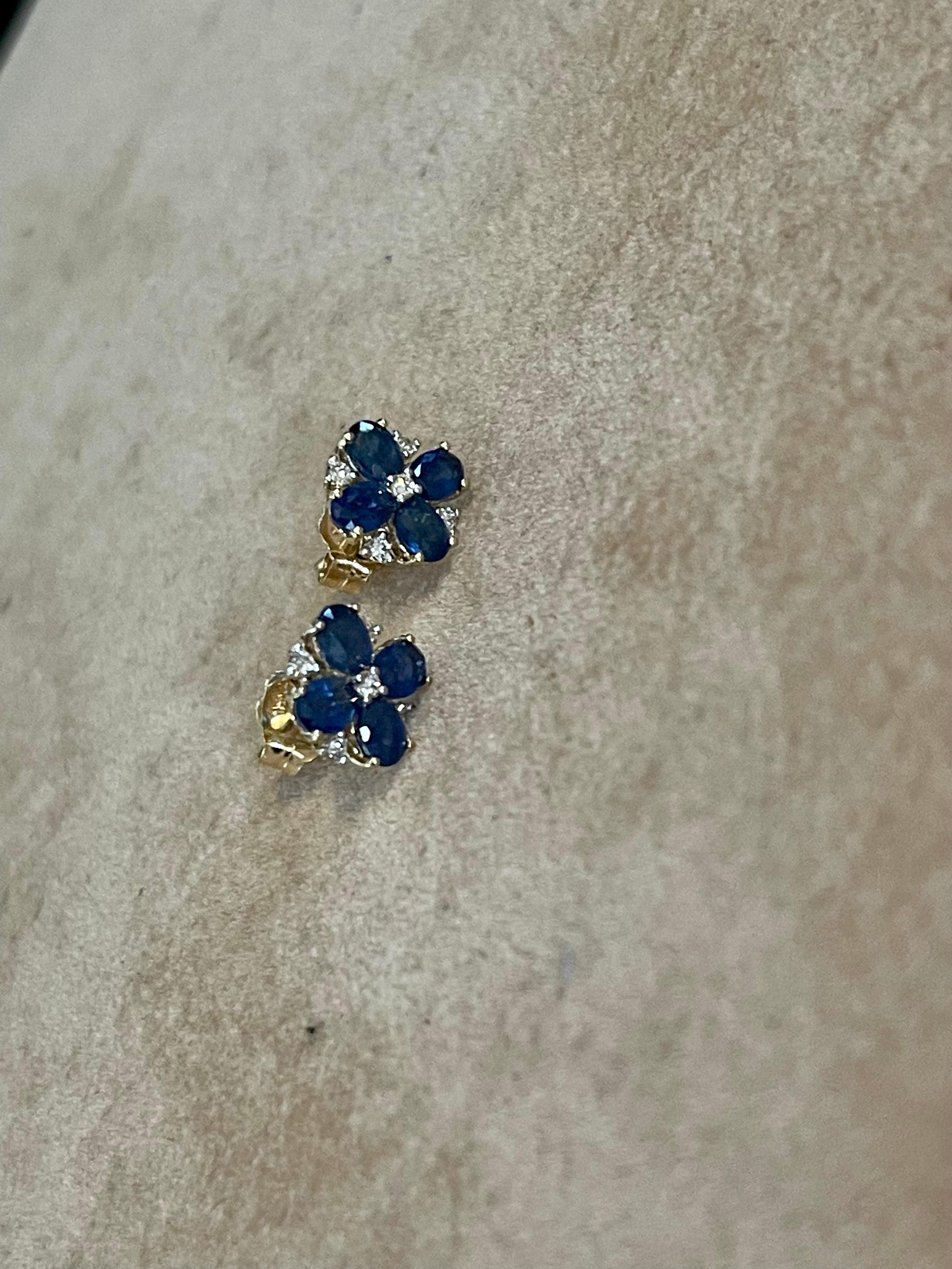Pendientes Flor Zafiro Natural y Diamantes Oro Amarillo 14 Kilates en Excelente Estado en New York, NY