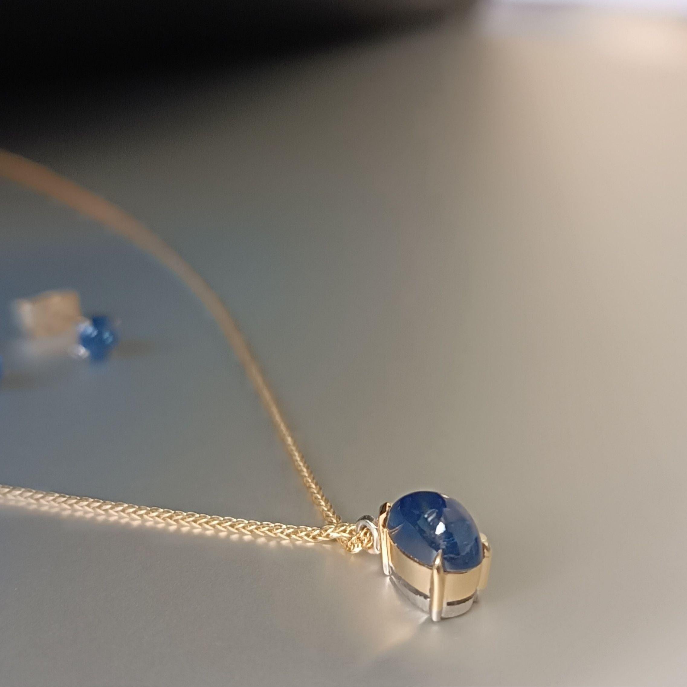 Set di zaffiri naturali cabochon - Collana con ciondolo PS 1.08ct, orecchini 0.60ct, 14K in vendita 2