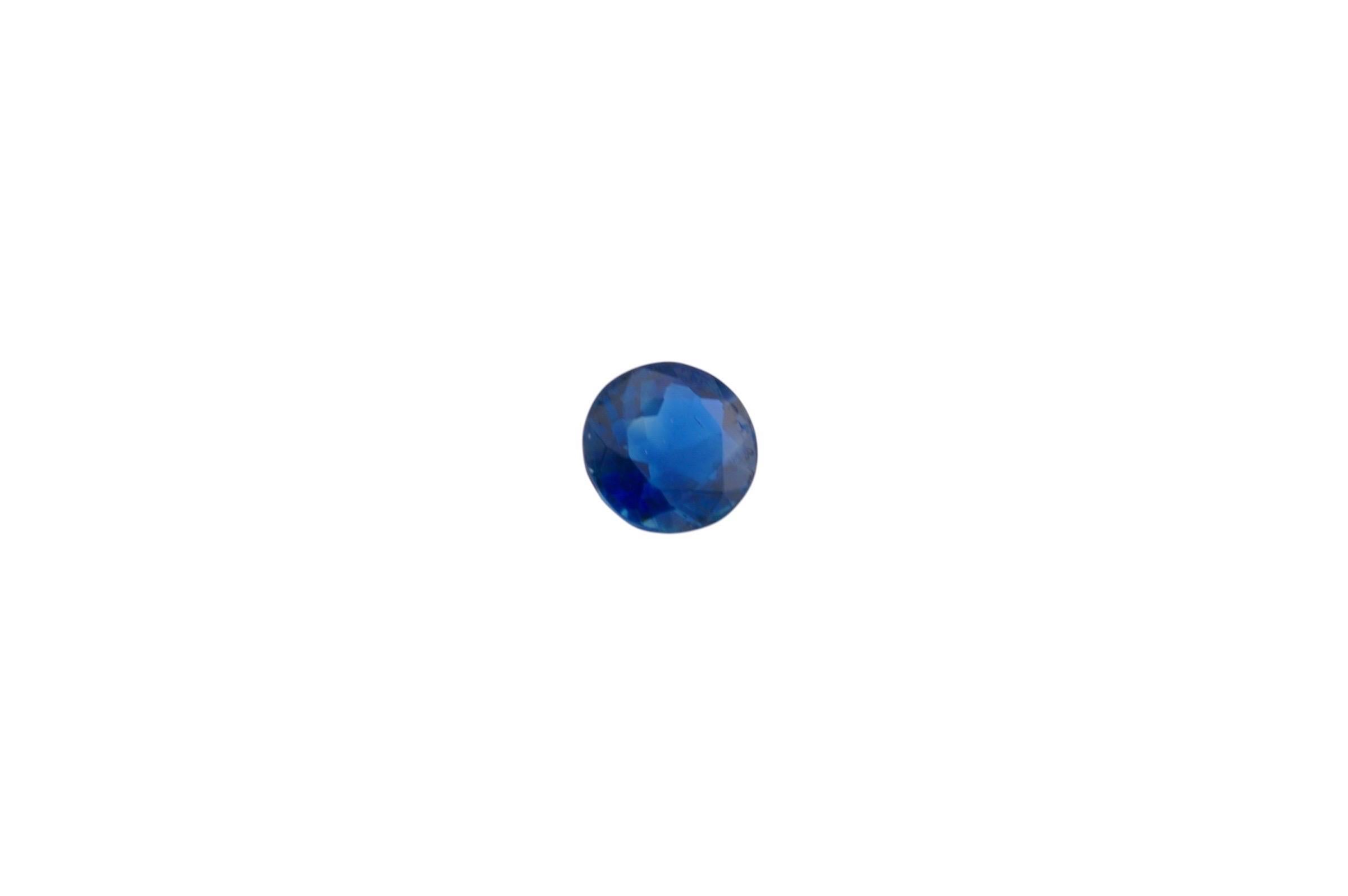 Ein natürlicher blauer Saphir aus Ceylon mit intensiver Farbe. Der Stein wurde wärmebehandelt. Gesamtgewicht: 1,62 ct