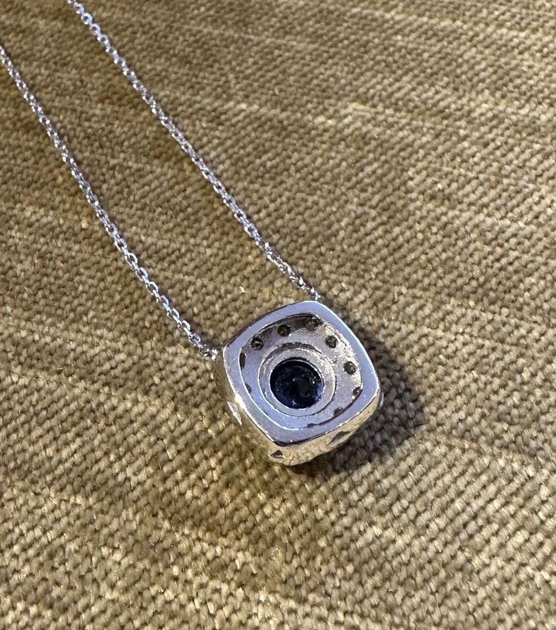 Anhänger-Halskette mit natürlichem Saphir und Diamant aus 14k Weißgold

Saphir-Halskette verfügt über einen lebendigen blauen runden Saphir mit einem Gewicht von 1,00 Karat in der Mitte, umgeben von einem Halo von runden Brillanten, die alle in 14