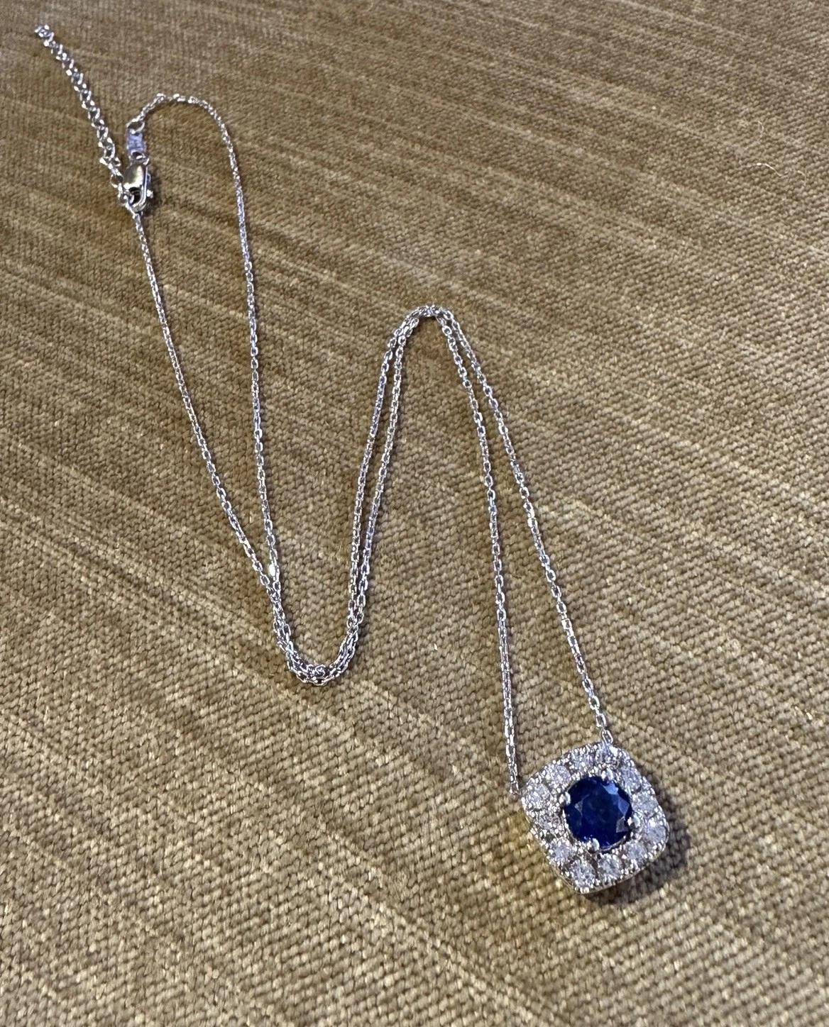 Natürlicher Saphir & Diamant Halo Anhänger Halskette in 14k Weißgold (Rundschliff) im Angebot