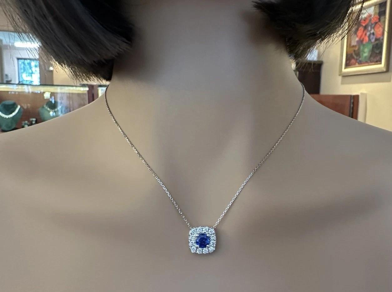 Natürlicher Saphir & Diamant Halo Anhänger Halskette in 14k Weißgold im Zustand „Hervorragend“ im Angebot in La Jolla, CA