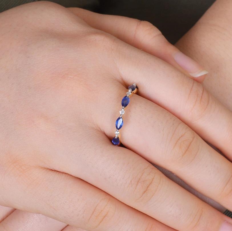 Questo anello è realizzato in oro giallo 14K con diamanti incastonati. La fascia è composta da gemme di zaffiro. Si tratta di un bellissimo anello che sarebbe un'ottima aggiunta a qualsiasi collezione di gioielli.

Specifiche

Dimensioni: Larghezza:
