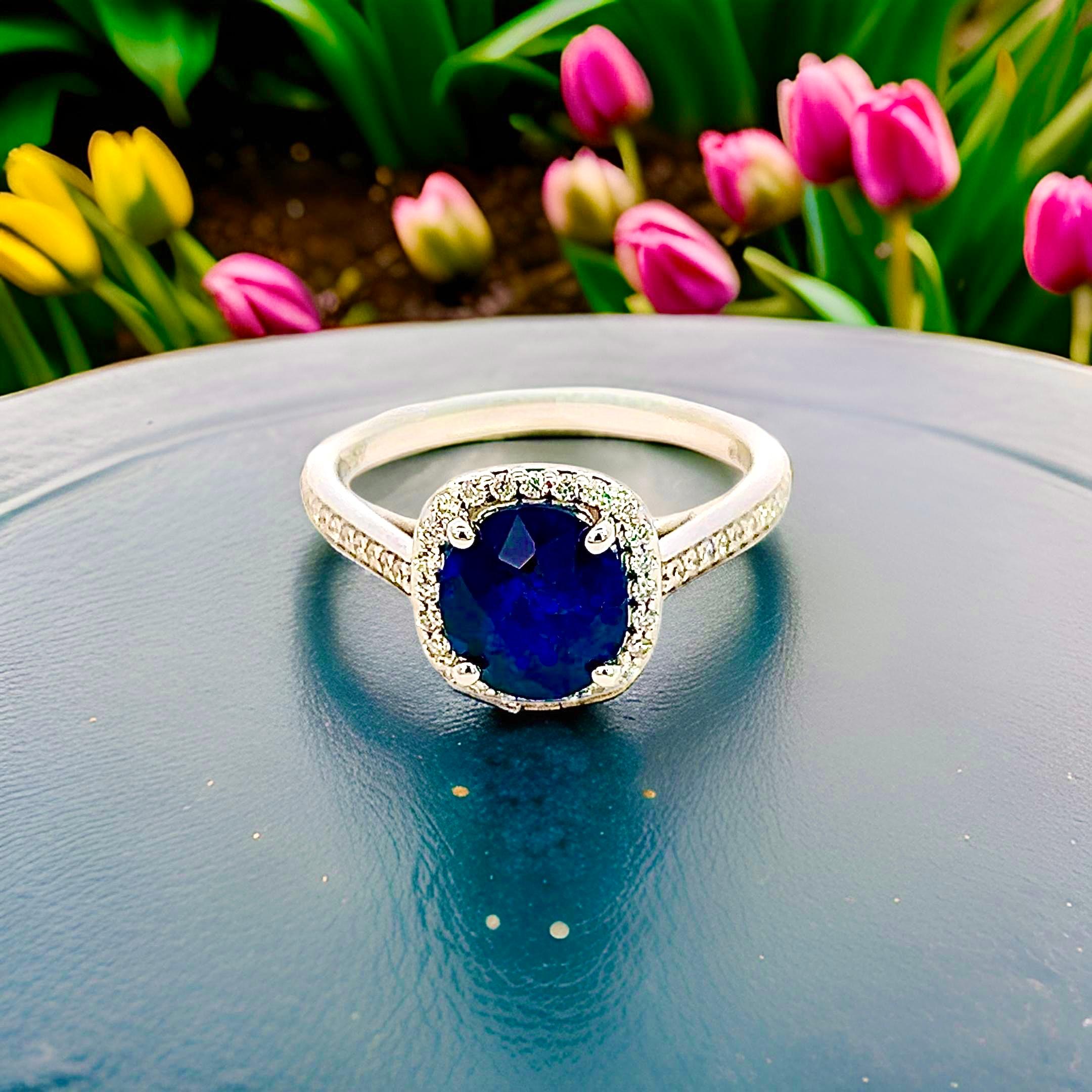 Bague en or blanc 14k sertie de saphirs naturels et de diamants avec 2,43 TCW Certified $4,975 311699

Il s'agit d'un bijou glamour unique fait sur mesure !



Cette bague élégante et sophistiquée en saphir et diamant présente en son centre un