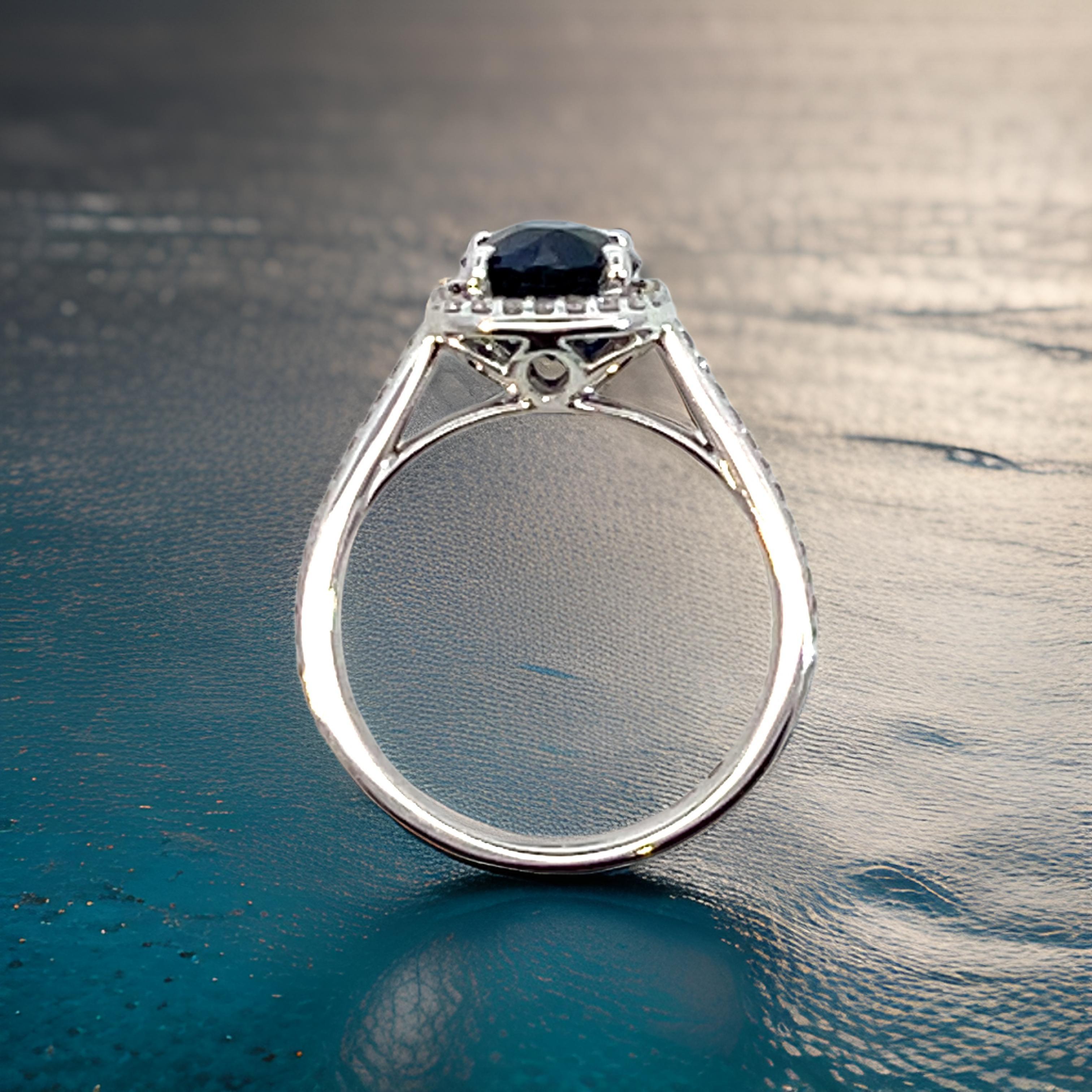 Taille coussin Bague en or blanc 14 carats avec saphir naturel certifié TCW de 2,43 carats en vente