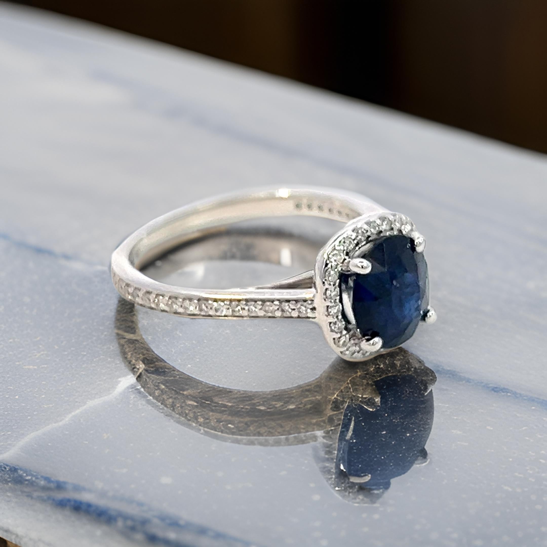 Bague en or blanc 14 carats avec saphir naturel certifié TCW de 2,43 carats Pour femmes en vente