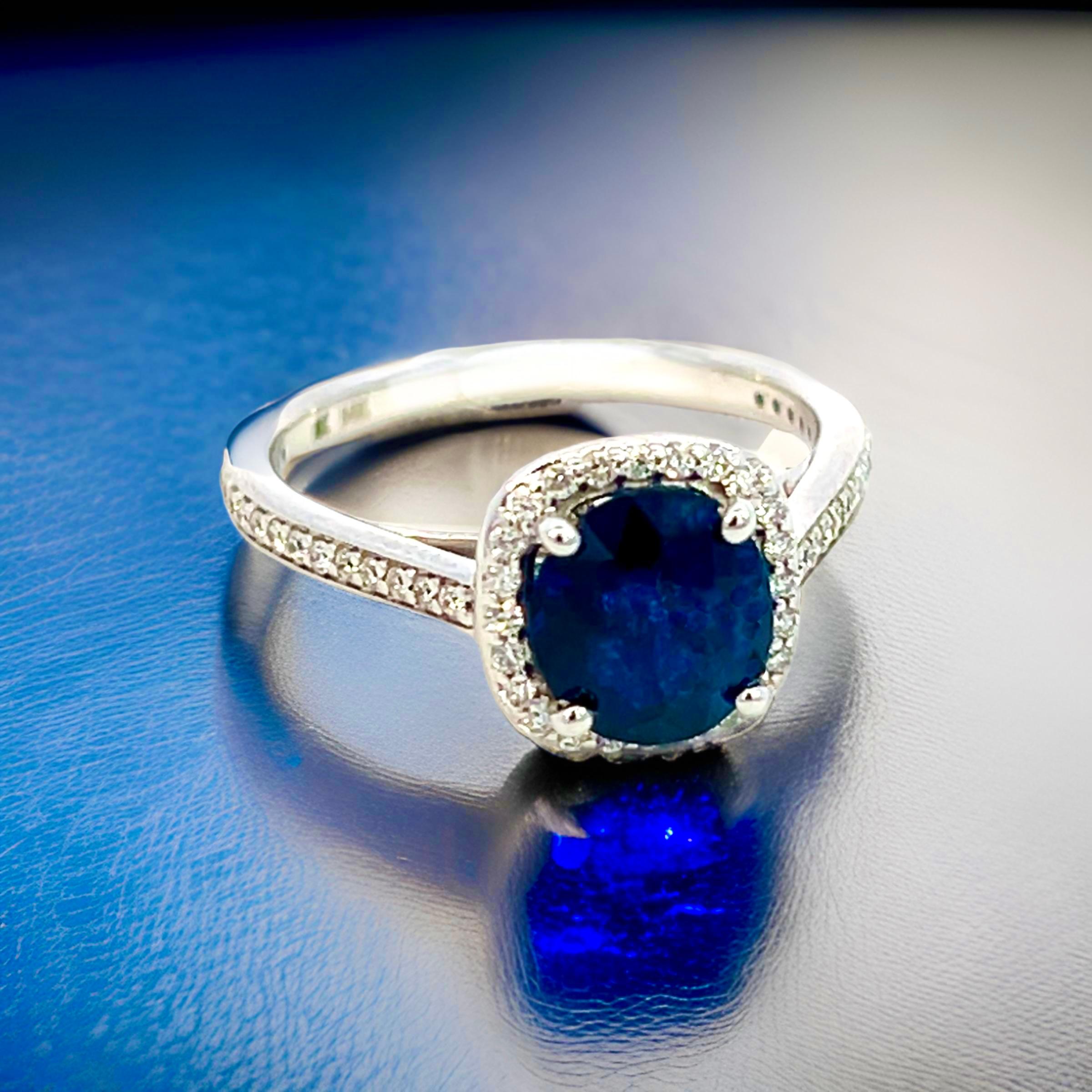 Bague en or blanc 14 carats avec saphir naturel certifié TCW de 2,43 carats en vente 4