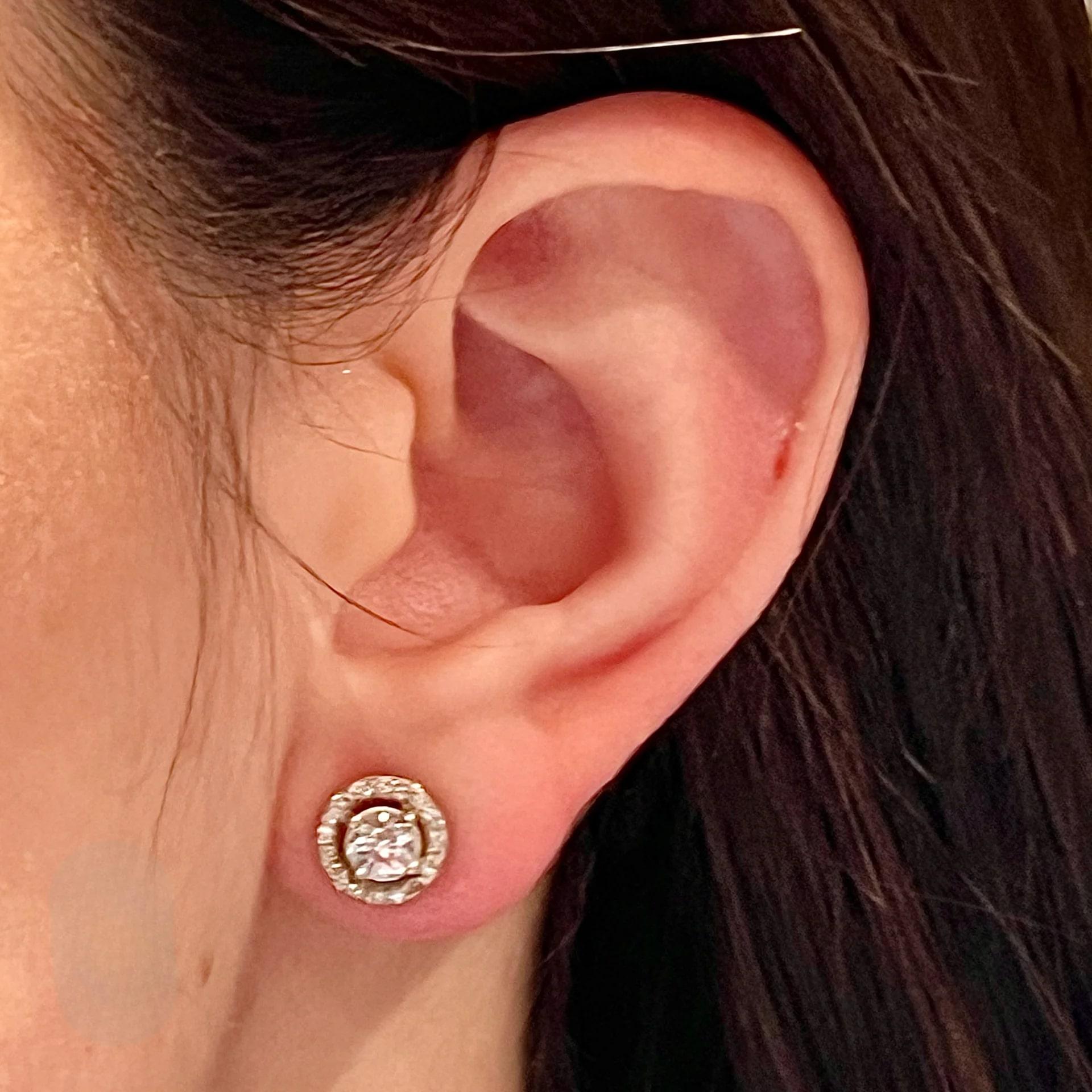 Orecchini con zaffiro naturale e diamante in oro 14k W 0,83 TCW

Certificato $2,950 215614

Niente dice 