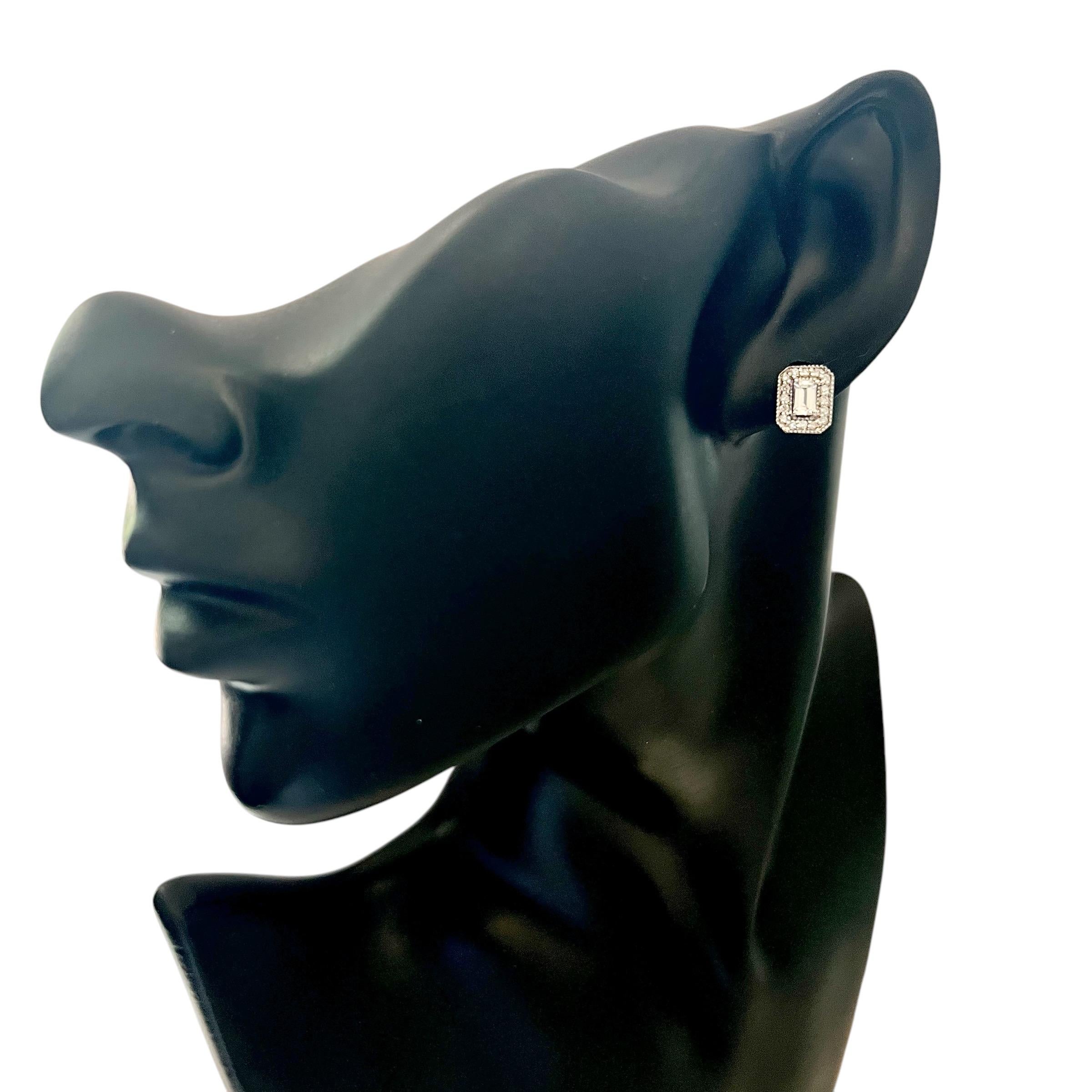 Orecchini con zaffiro naturale e diamanti in oro 14k W con 0,96 TCW

Certificato $2950 121268

Questi orecchini Natural Elegance con zaffiro e diamante finemente sfaccettato sono un mix straordinario di eleganza e lusso.

Ogni orecchino presenta un