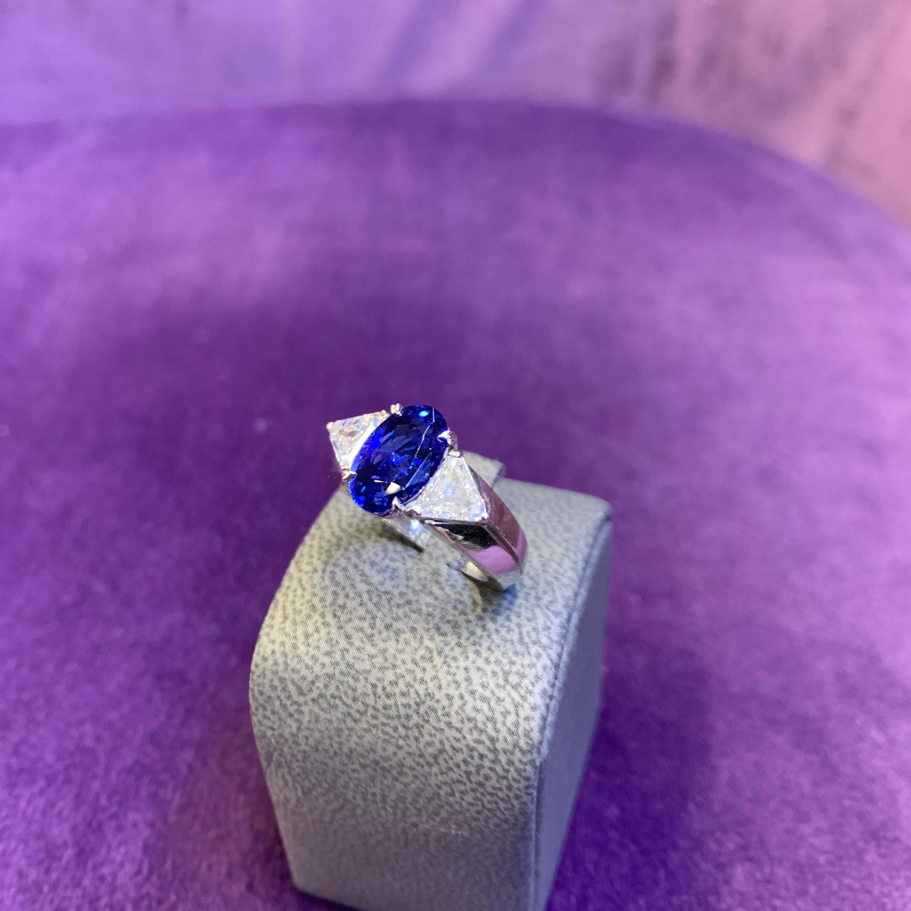 Natural Sapphire & Diamond Three Stone Ring In Excellent Condition For Sale In New York, NY