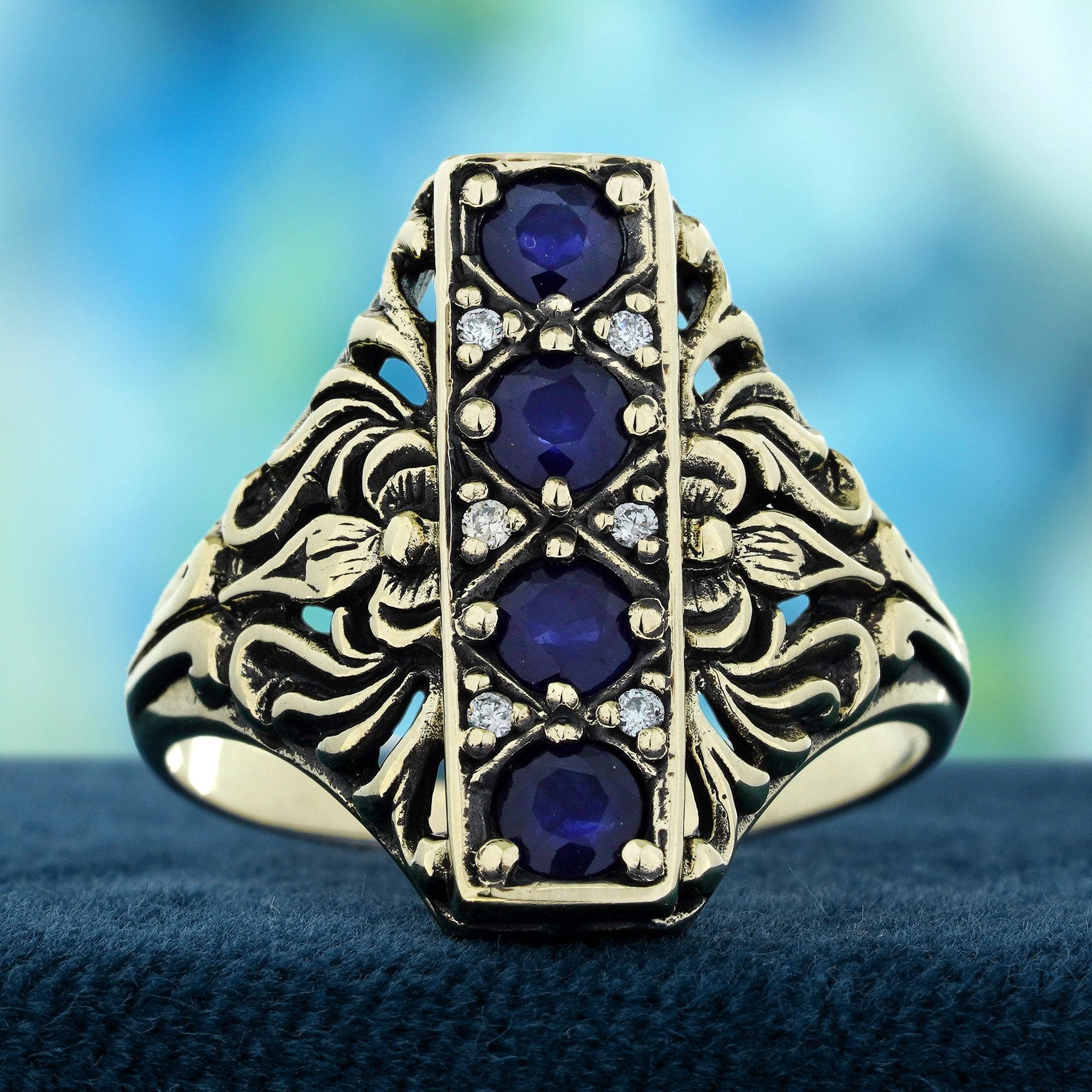 Dieser Ring mit natürlichem blauem Saphir und Diamant im filigranen Vintage-Stil mit vier Steinen zeigt einen atemberaubenden blauen Saphir in der Mitte, flankiert von funkelnden Diamanten auf beiden Seiten. Das filigrane Design verleiht dem