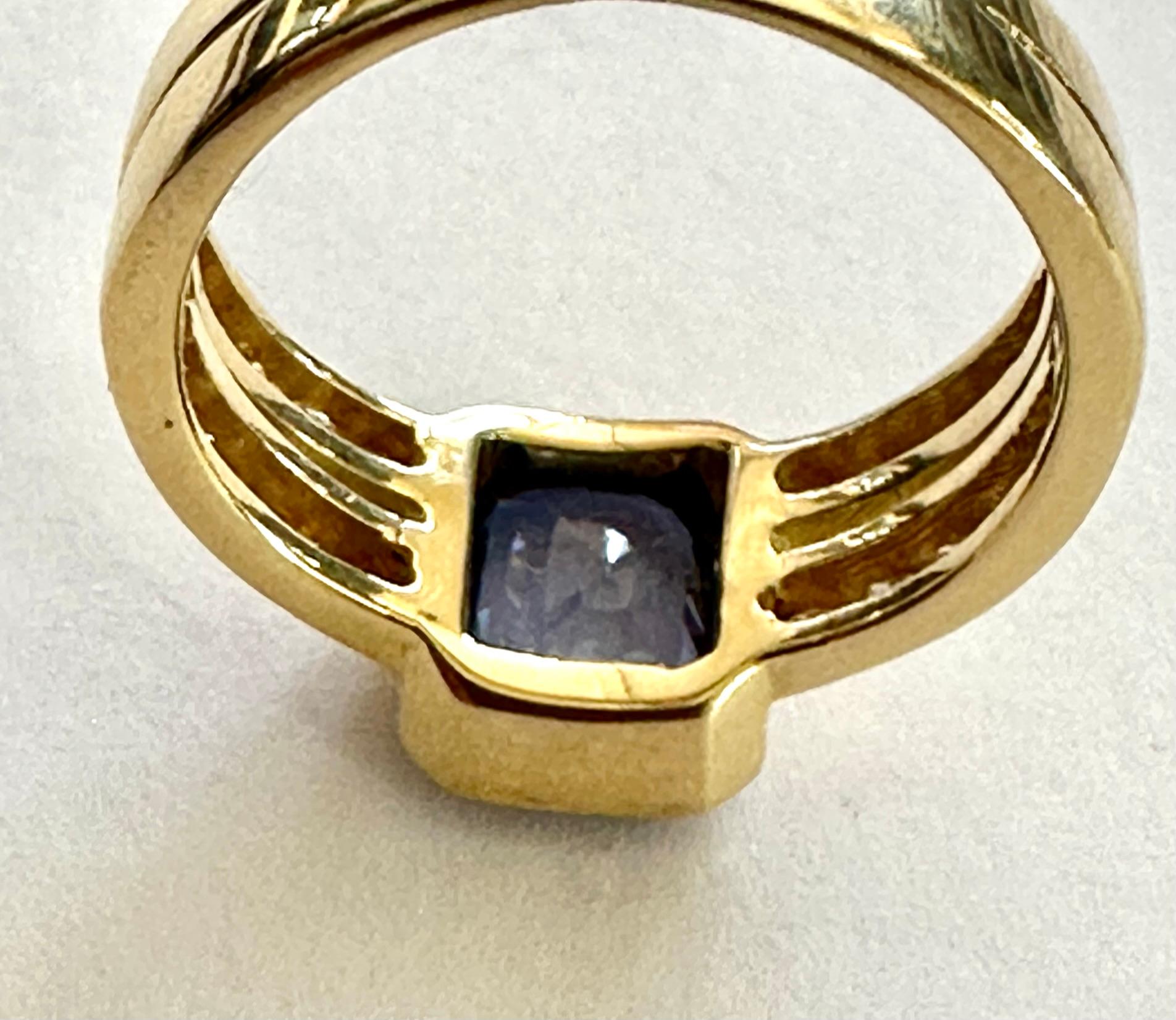 Natural Sapphire & Diamonds Ring in 18k Yellow Gold, Netherlands, circa 1960 In Good Condition For Sale In Heerlen, NL