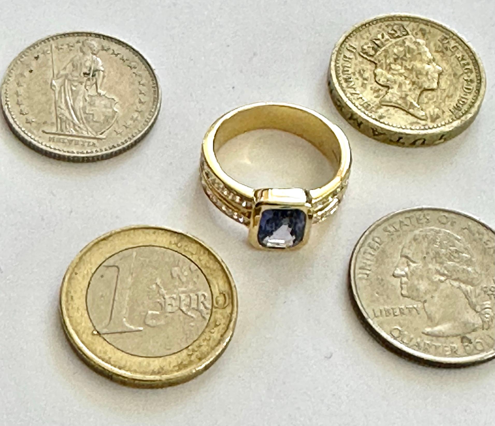 Women's or Men's Natural Sapphire & Diamonds Ring in 18k Yellow Gold, Netherlands, circa 1960 For Sale