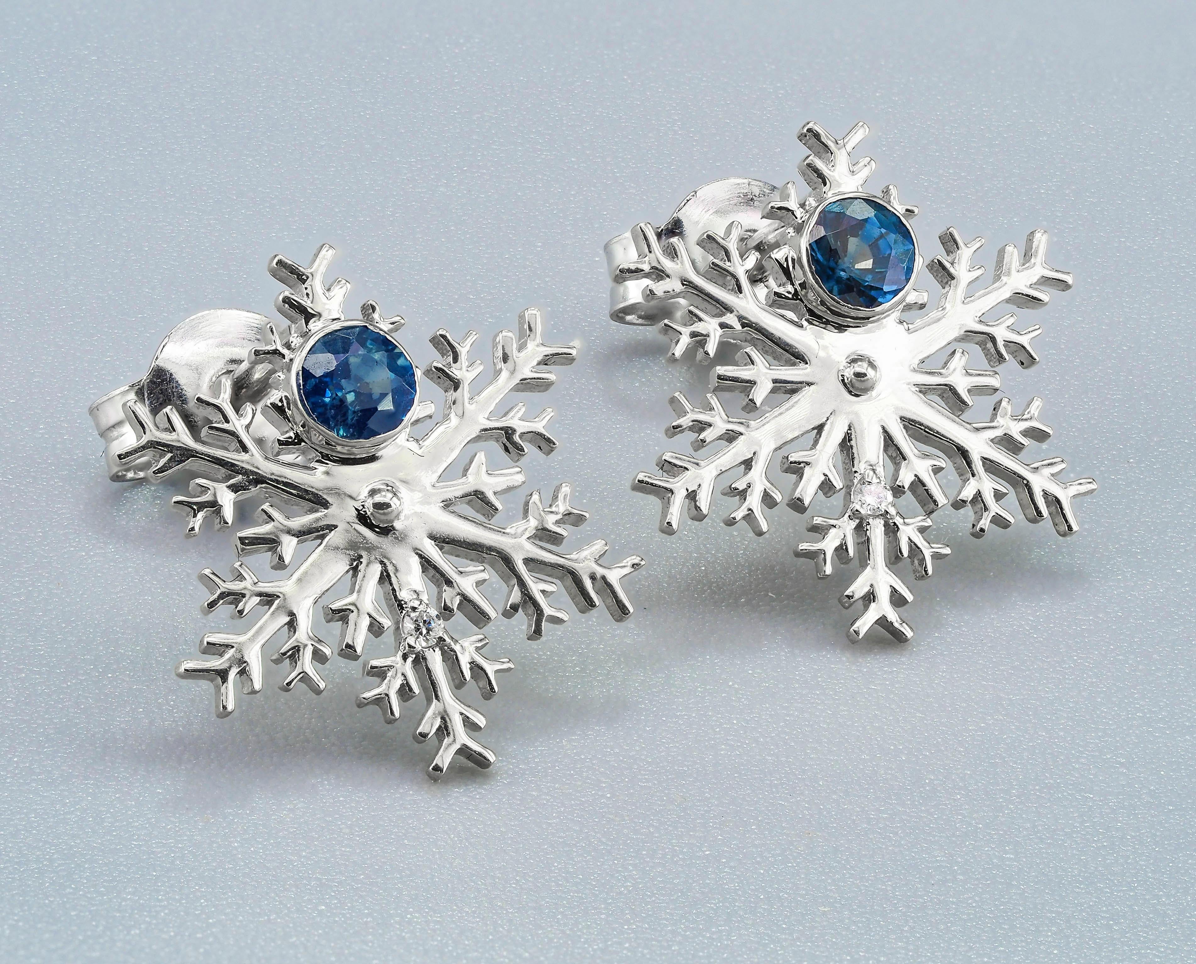 Natural Sapphire Earrings Studs. 

Snowflake studs. 14k gold sapphire studs. Blue gemstone studs. Christmas Gift for her. September birthstone.

Metal: 14k gold
Weight: 1.85 g.
Size: 14.2x12.9 mm.
  
Set with sapphires, color - blue
Round cut, 2.7