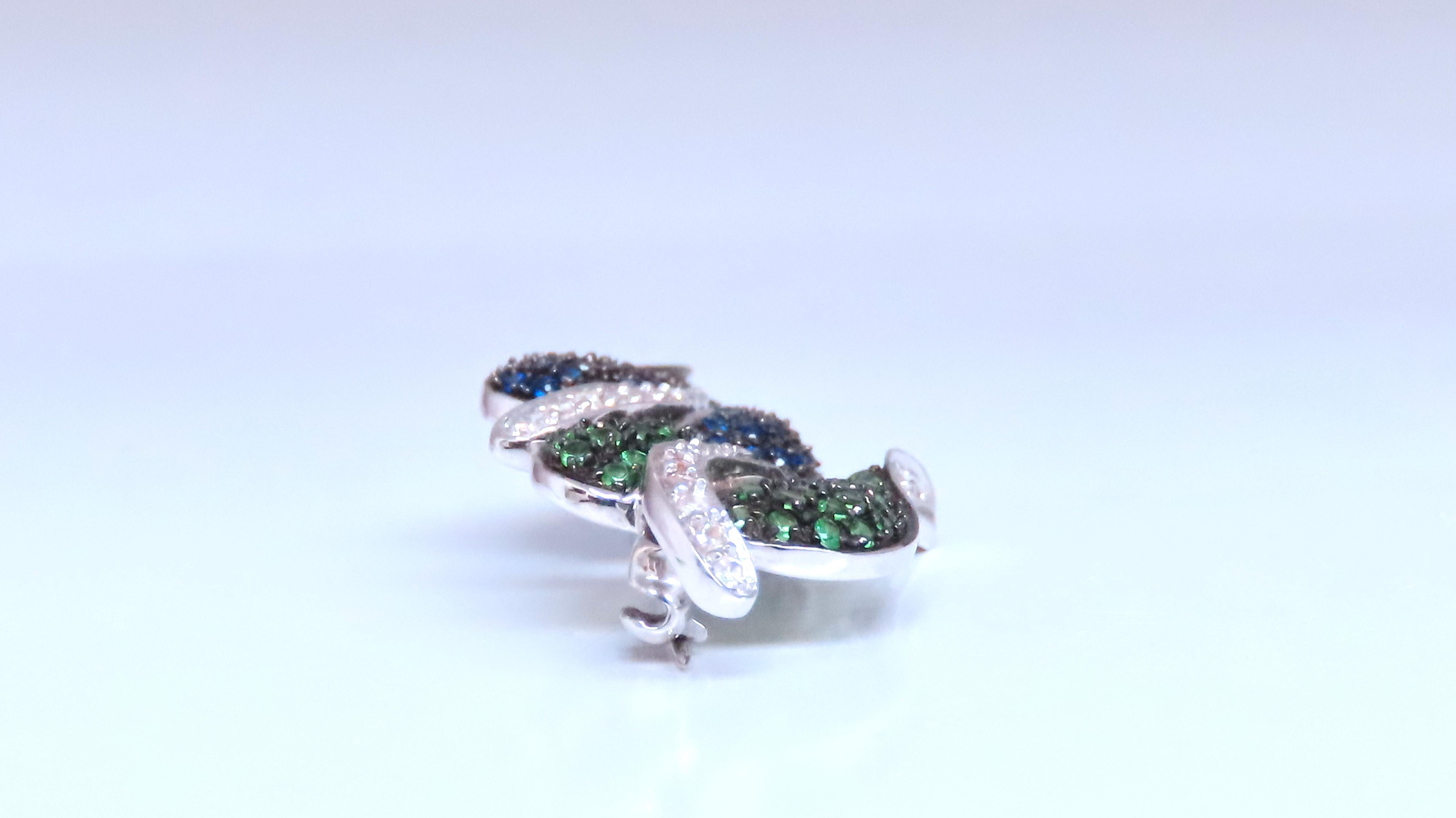 Natural Tsavorite & Sapphire leaf pin.

1.30ct sapphires
1.20ct tsavorite
.14ct diamonds
14kt white gold
6.5 grams
40 x 20mm