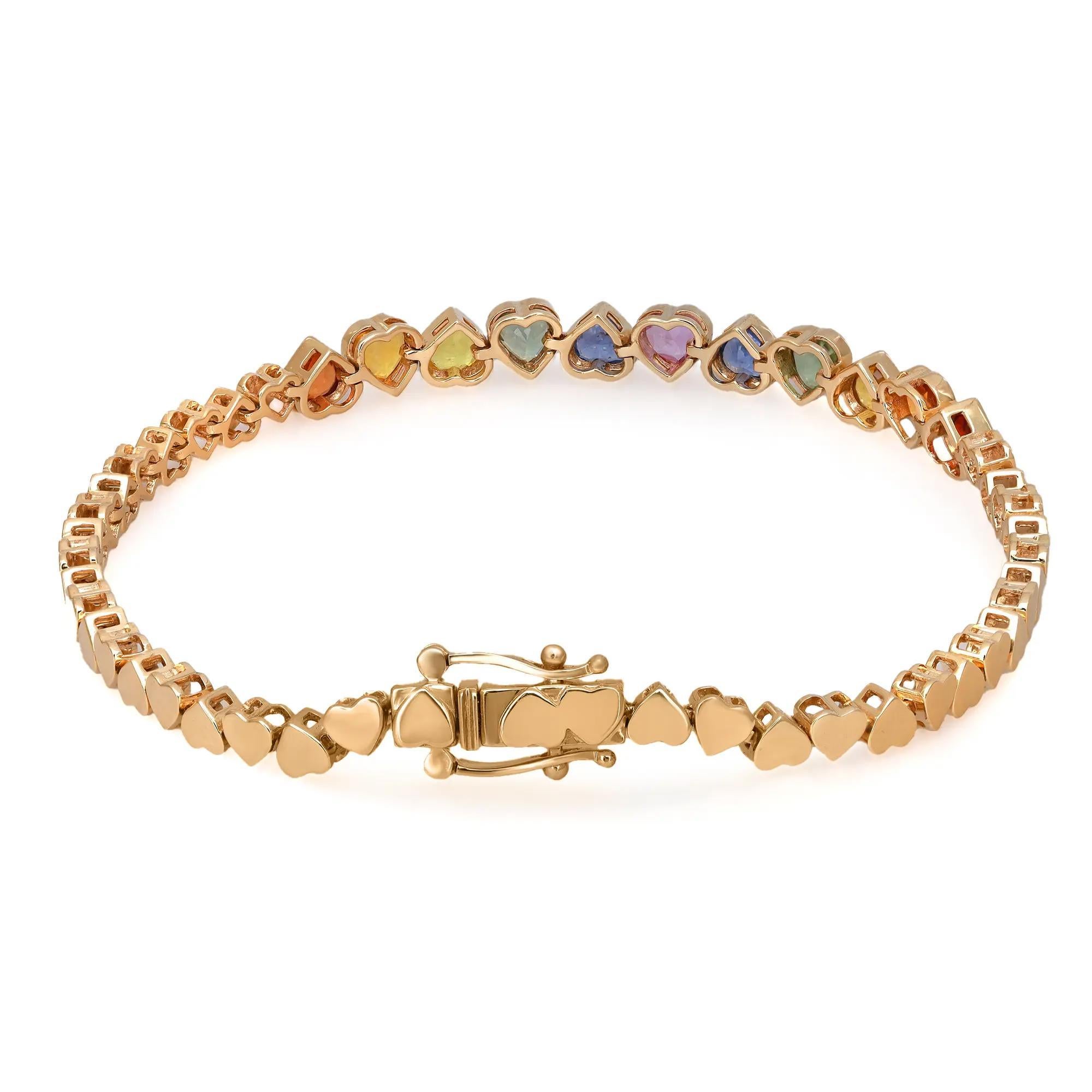 Un bracelet de tennis arc-en-ciel classique et vibrant qui brille de l'éclat de 11 saphirs multicolores naturels en forme de cœur, sertis sur un chaton. Poids total des saphirs : 3,50 carats. Fabriqué en or jaune 14k. Longueur du bracelet : 7