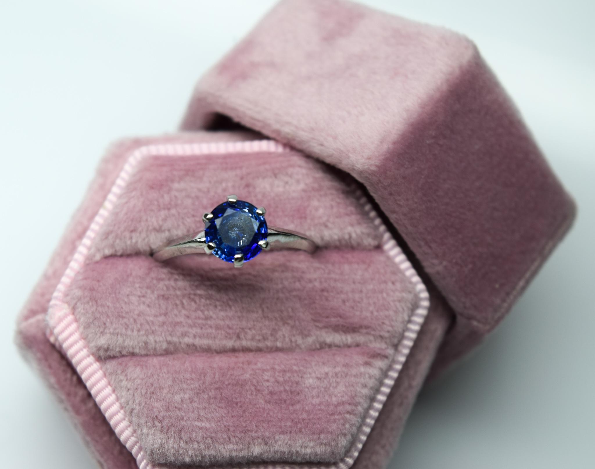 Saphir de 1ct 100% Nature avec couleur bleu royal dans cette monture couronne en or blanc 14KT. Bague très simple mais lumineuse, le délai d'expédition de cette bague est de 7-8 jours. La bague peut être redimensionnée !
Le certificat d'authenticité