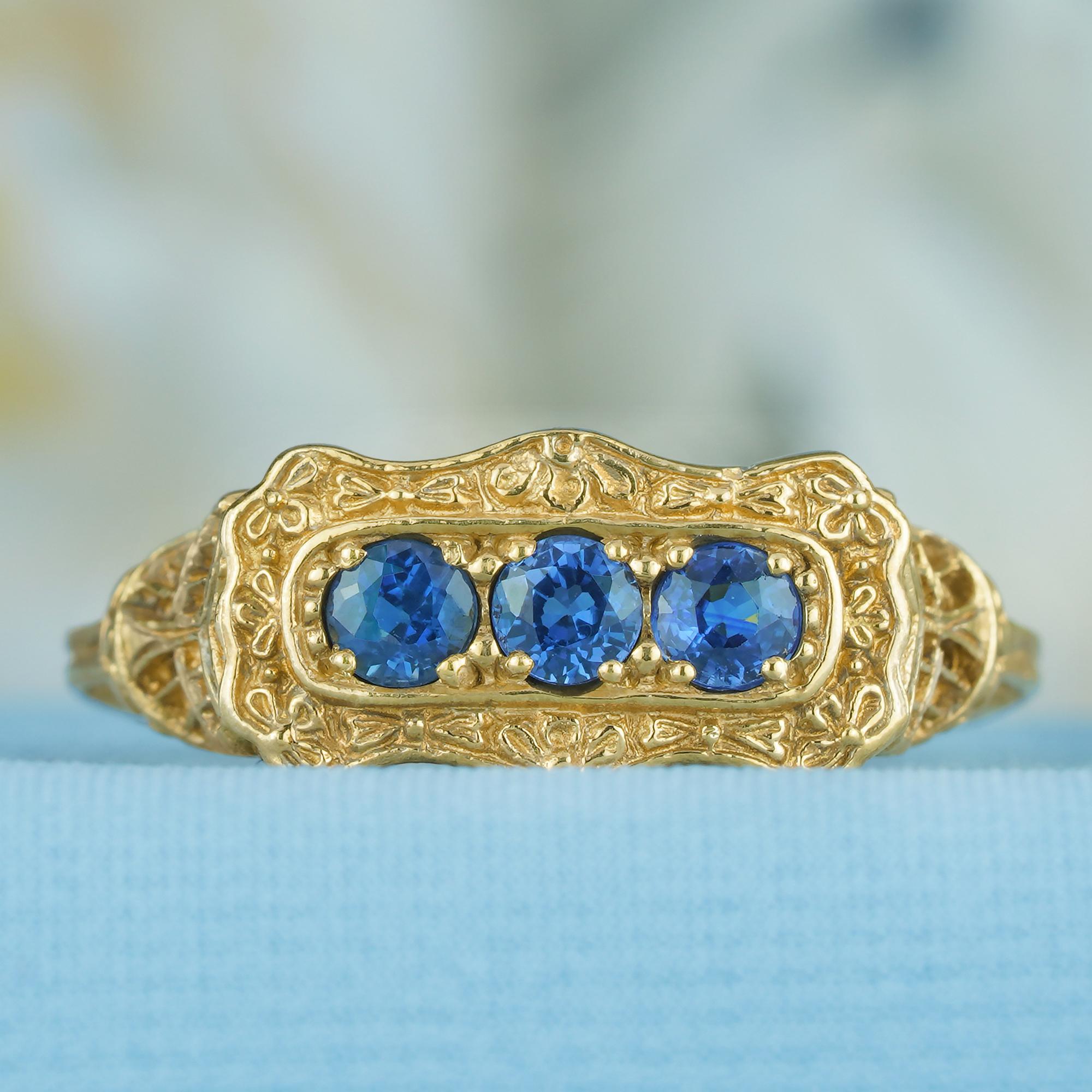 Édouardien Bague filigrane de style vintage à trois pierres en or jaune 9 carats massif en vente