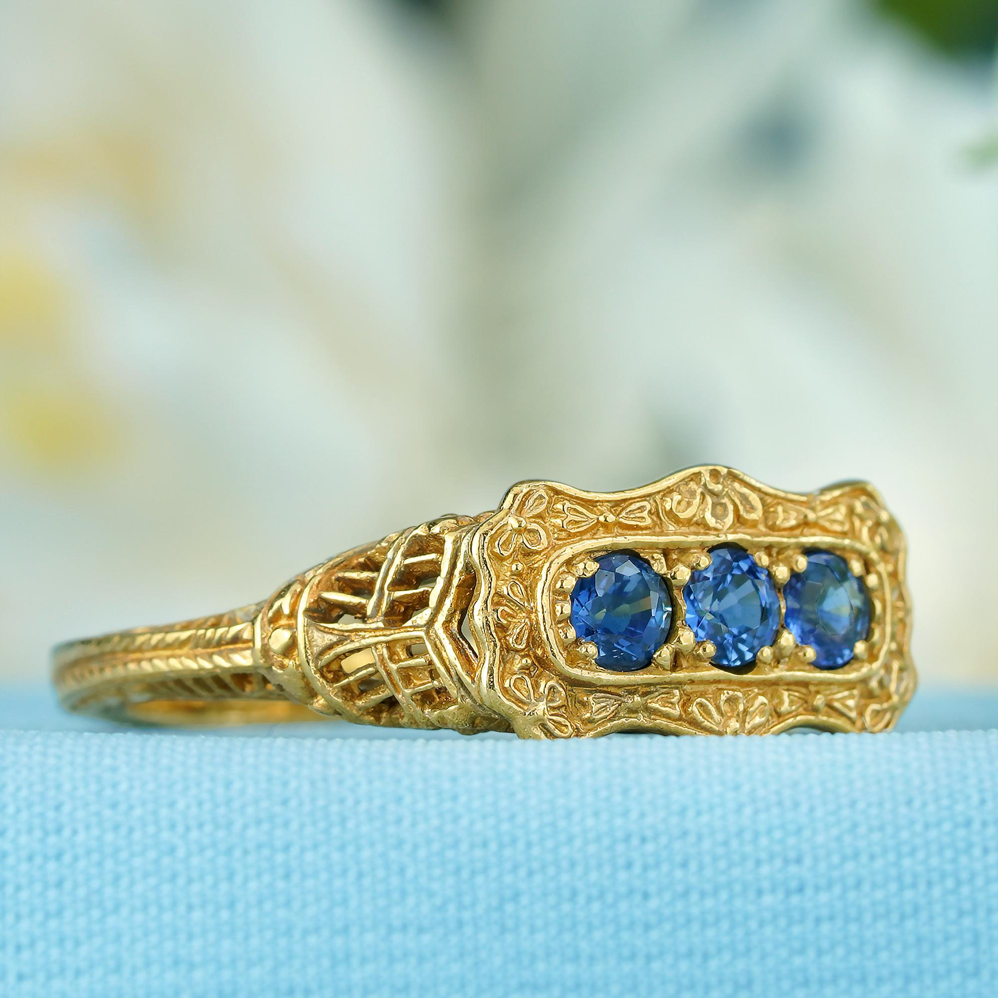 Taille ronde Bague filigrane de style vintage à trois pierres en or jaune 9 carats massif en vente