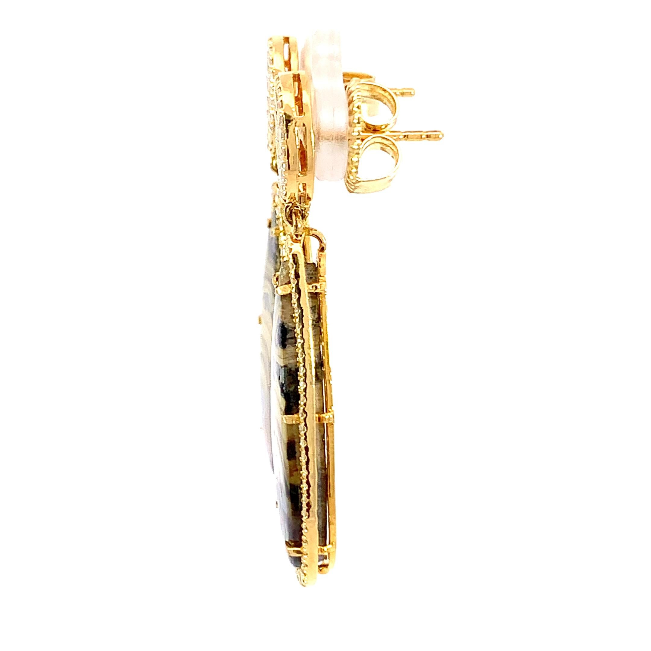 Questi splendidi orecchini presentano una miscela unica di gemme naturali a goccia Schalenblende da 29,38 carati e diamanti da 1,19 carati incastonati in una lussuosa montatura in oro giallo da 18 carati. Il design intricato mette in risalto la