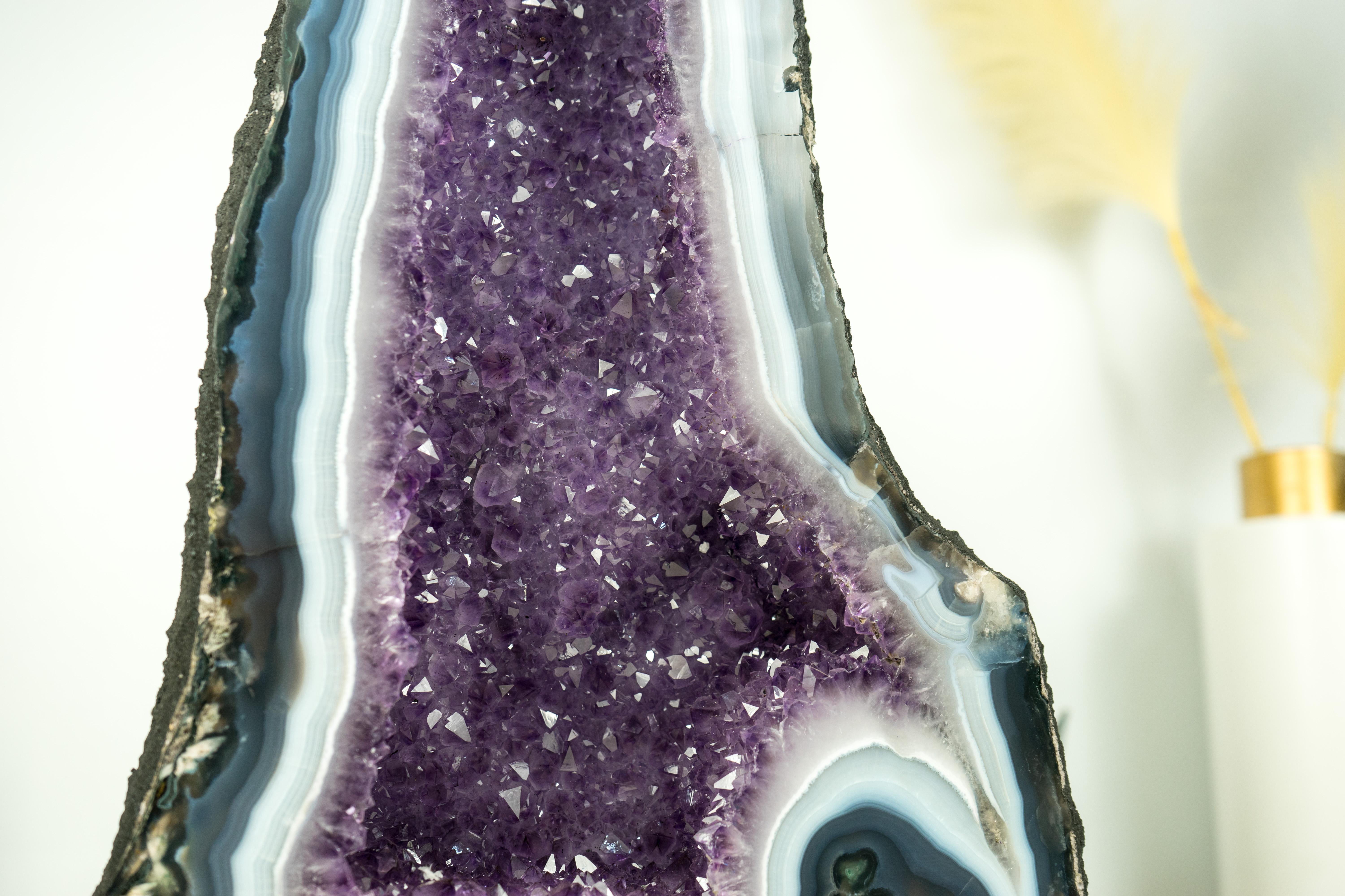 Geode scultoreo naturale di agata in formazione a cattedrale con rara agata merlettata in vendita 4