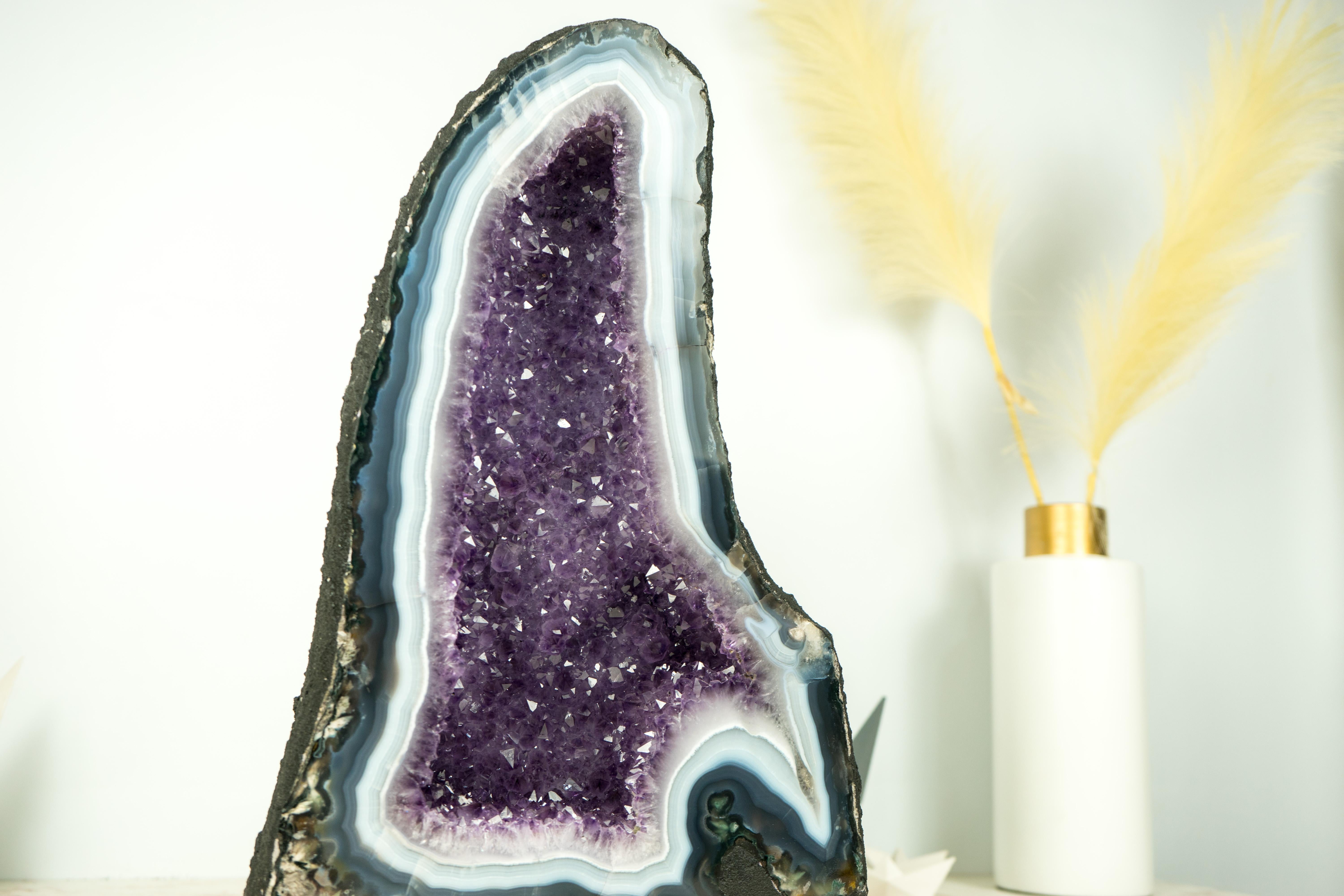Geode scultoreo naturale di agata in formazione a cattedrale con rara agata merlettata in vendita 5