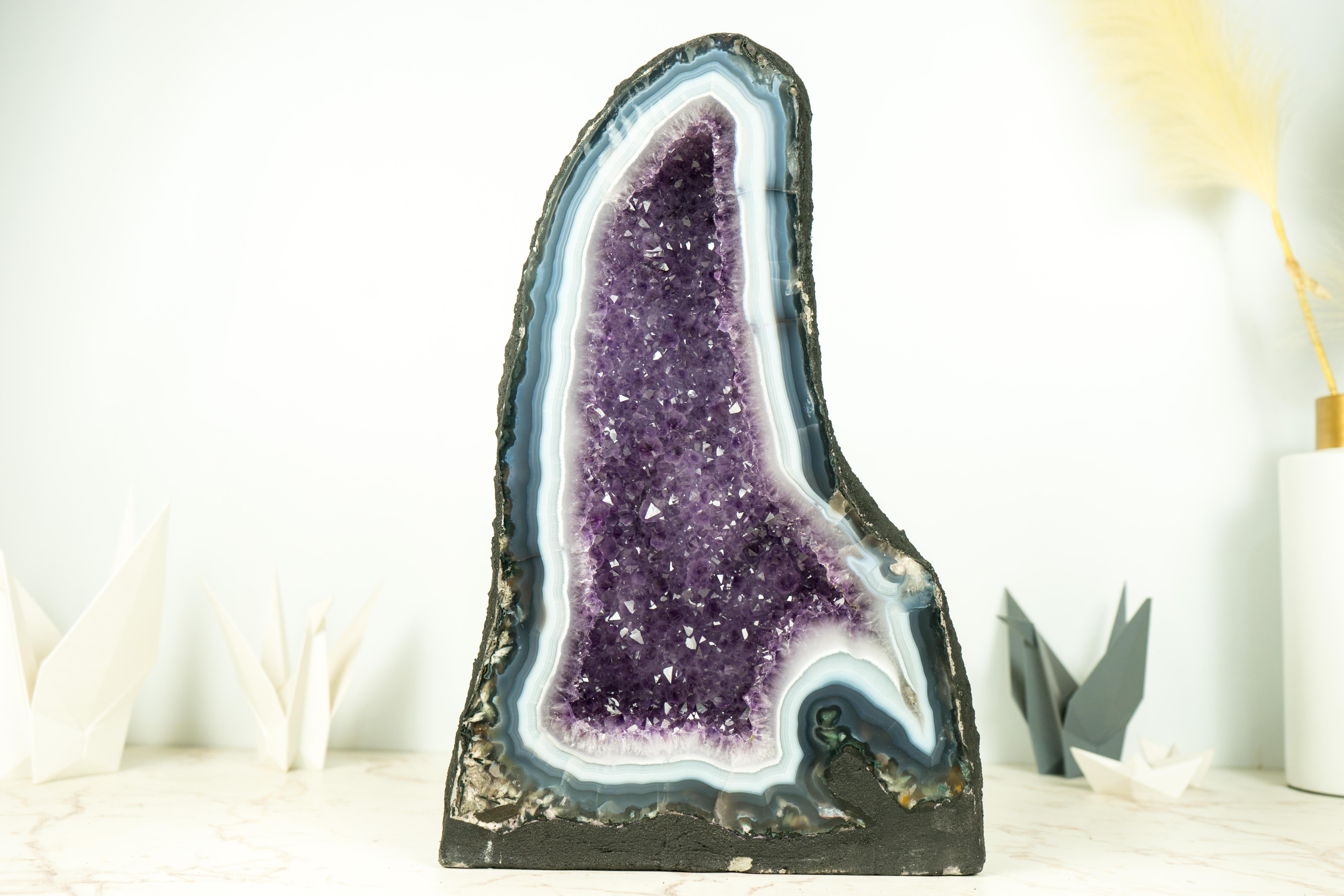 Geode scultoreo naturale di agata in formazione a cattedrale con rara agata merlettata in vendita 7