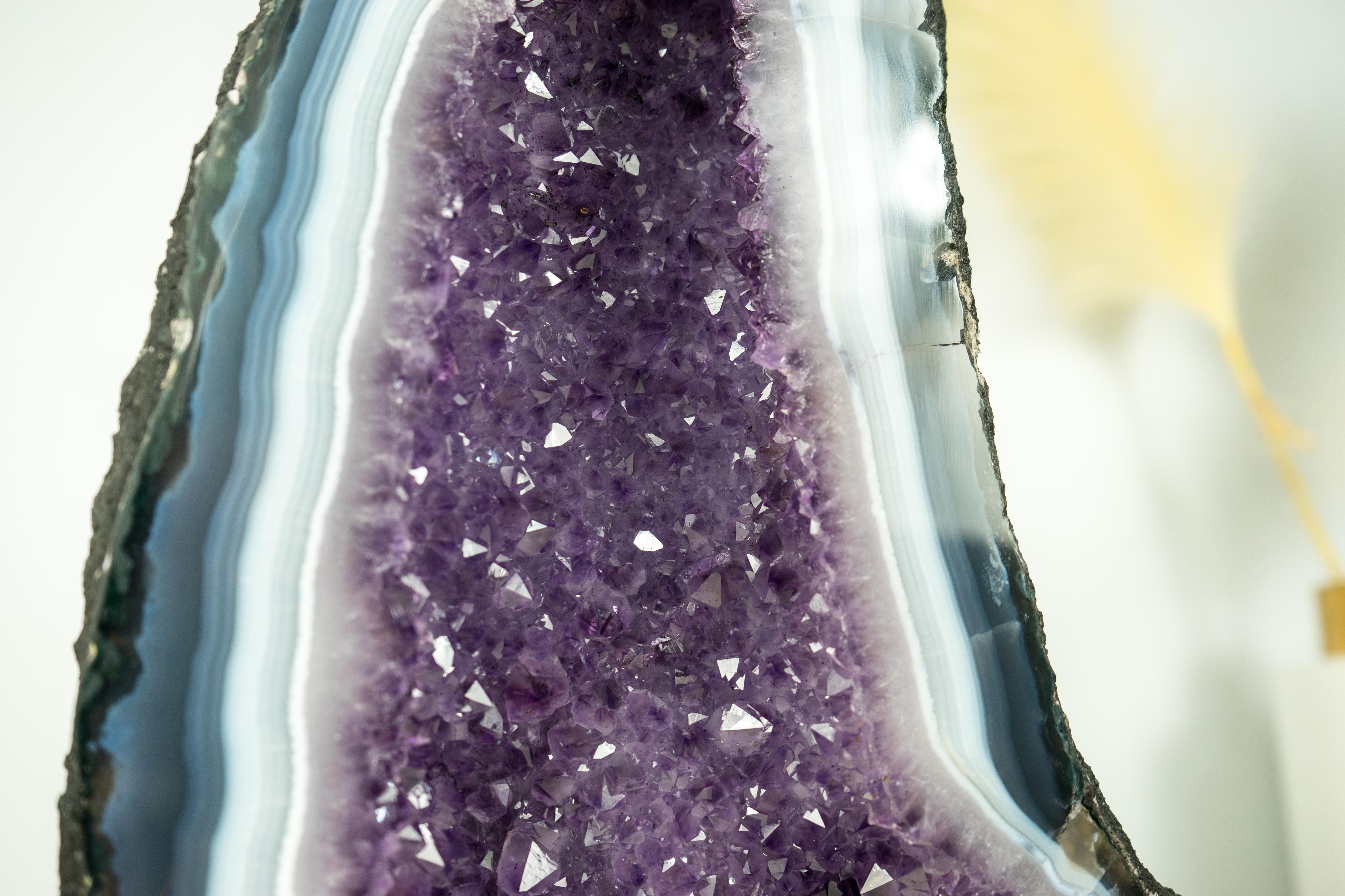 Geode scultoreo naturale di agata in formazione a cattedrale con rara agata merlettata in vendita 8