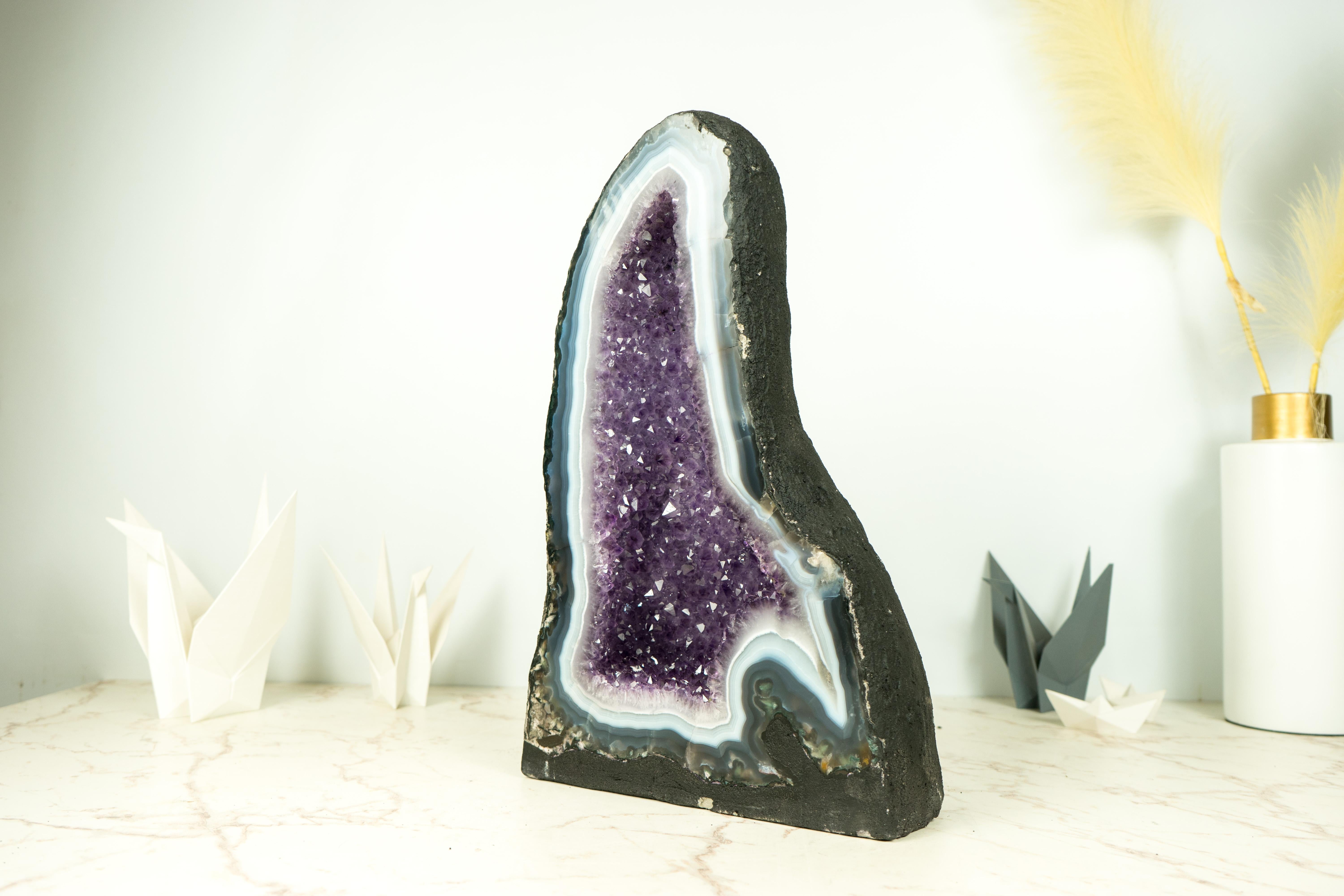 Brasiliano Geode scultoreo naturale di agata in formazione a cattedrale con rara agata merlettata in vendita