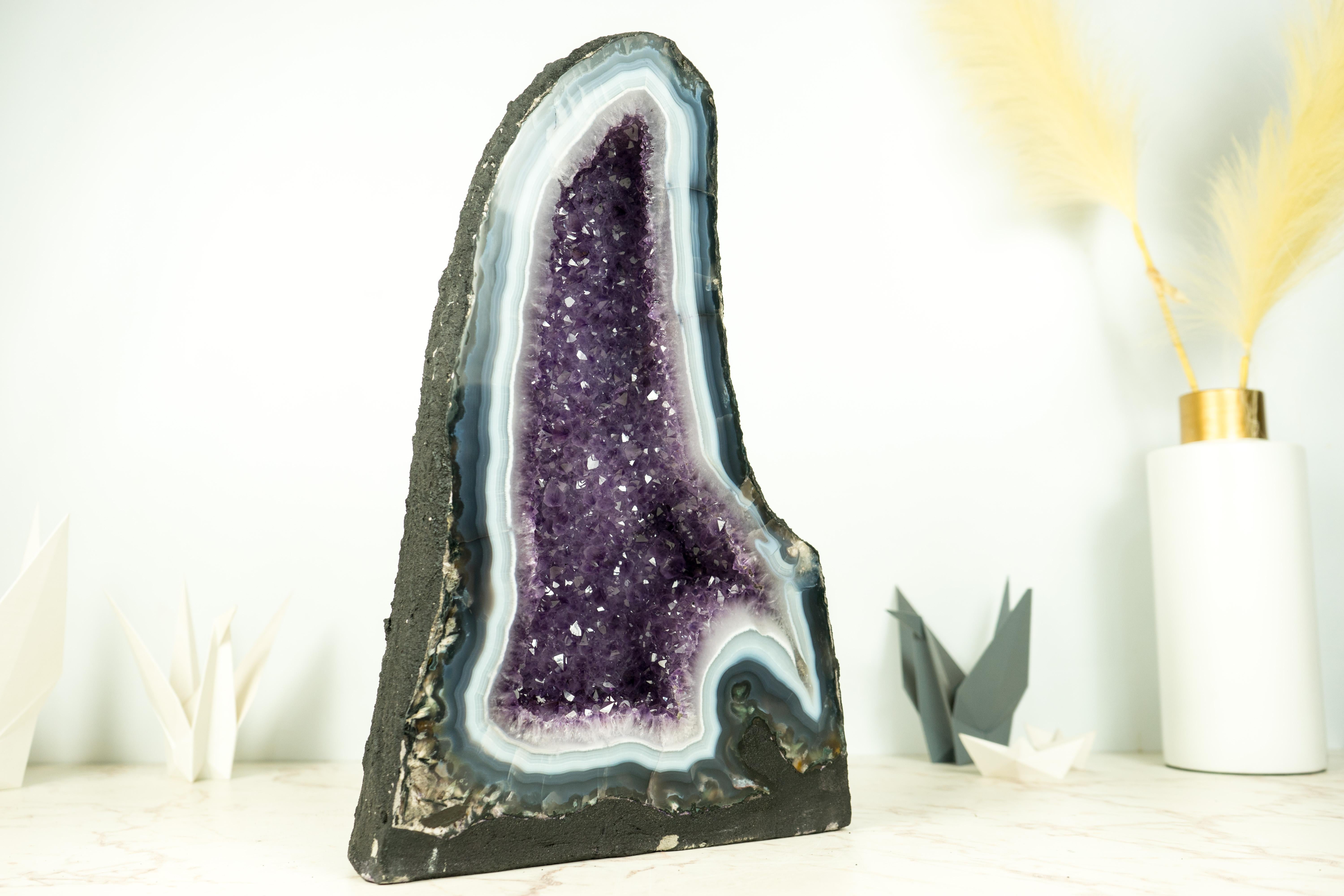 XXI secolo e contemporaneo Geode scultoreo naturale di agata in formazione a cattedrale con rara agata merlettata in vendita