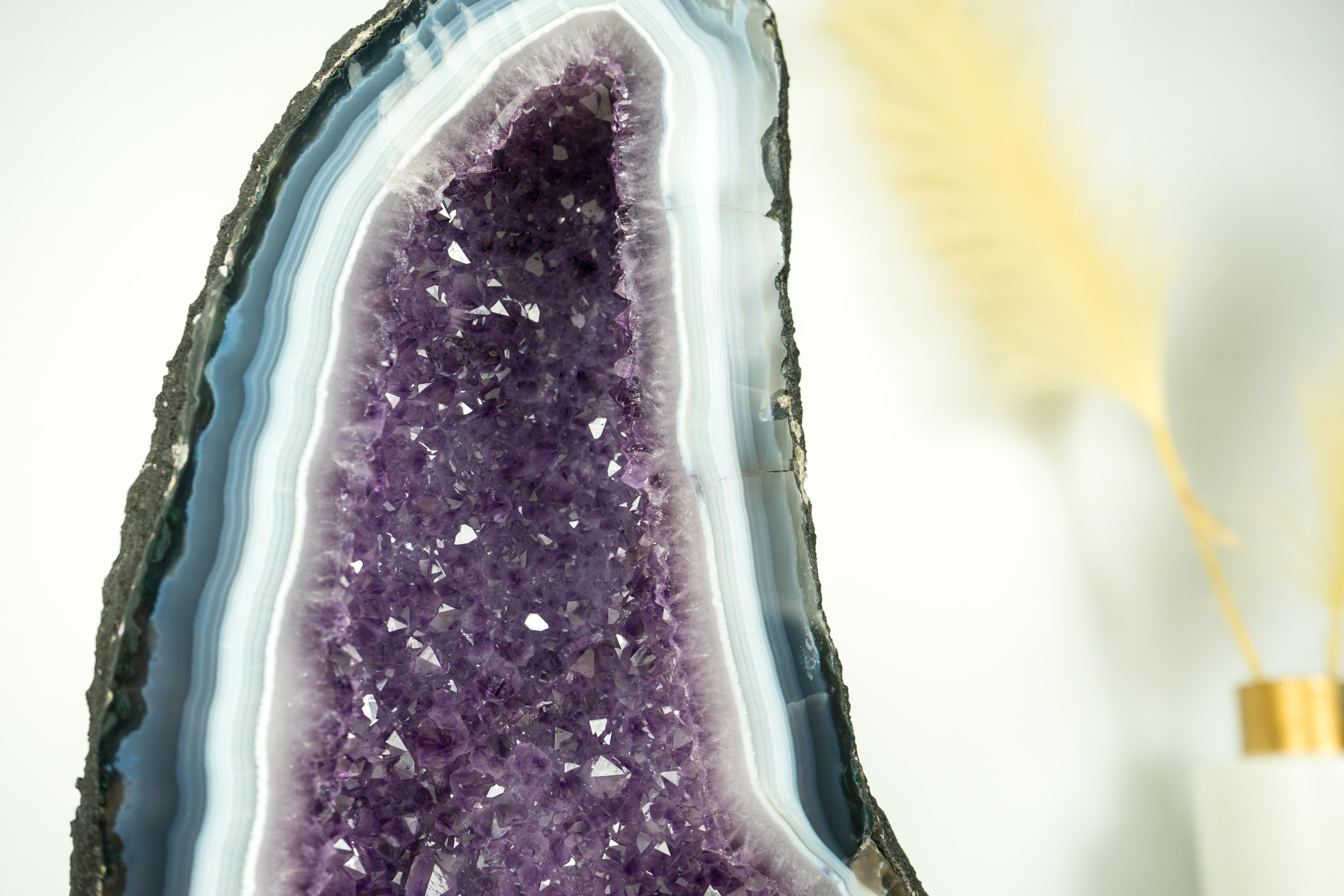 Cristallo Geode scultoreo naturale di agata in formazione a cattedrale con rara agata merlettata in vendita
