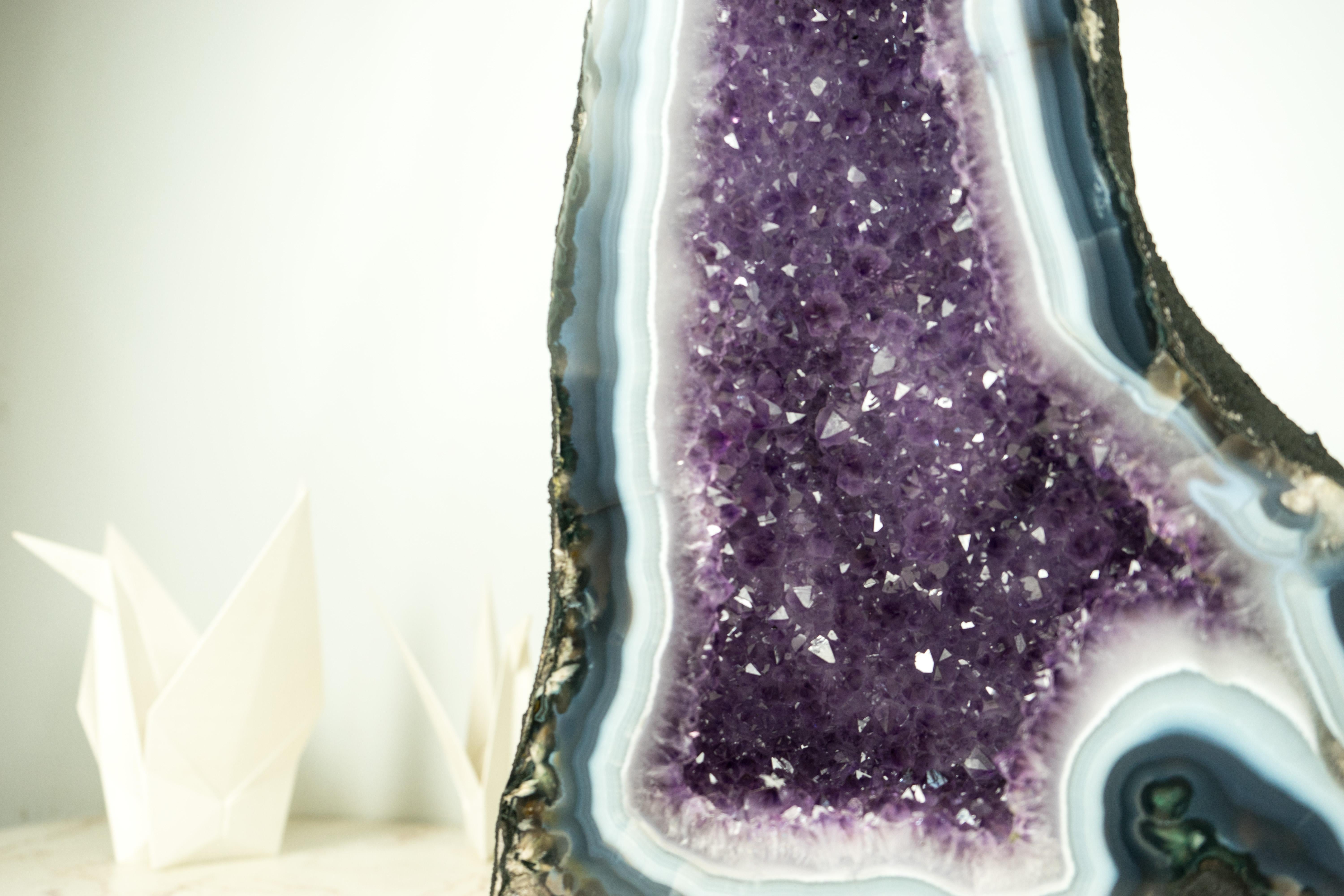 Geode scultoreo naturale di agata in formazione a cattedrale con rara agata merlettata in vendita 1