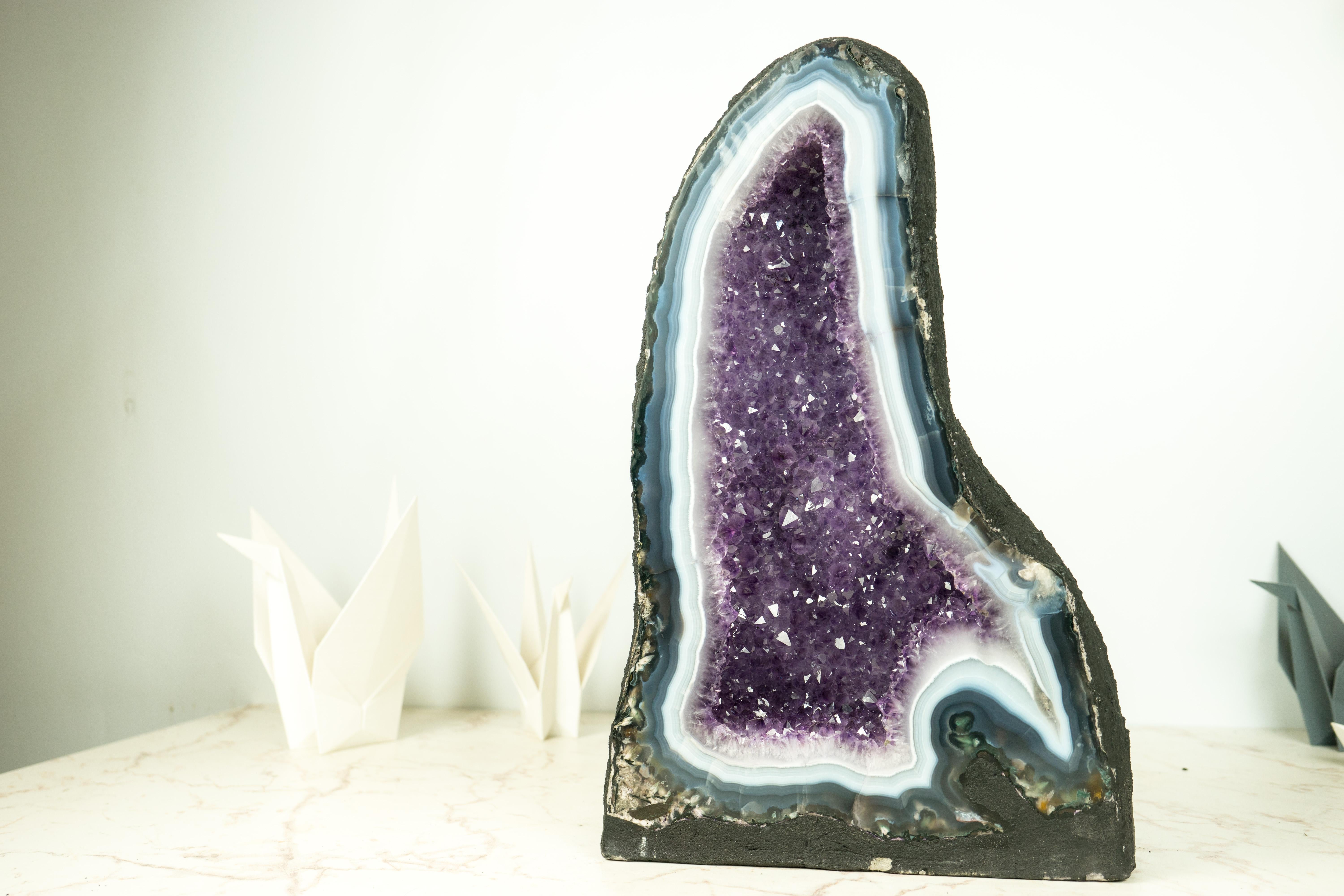 Geode scultoreo naturale di agata in formazione a cattedrale con rara agata merlettata in vendita 2