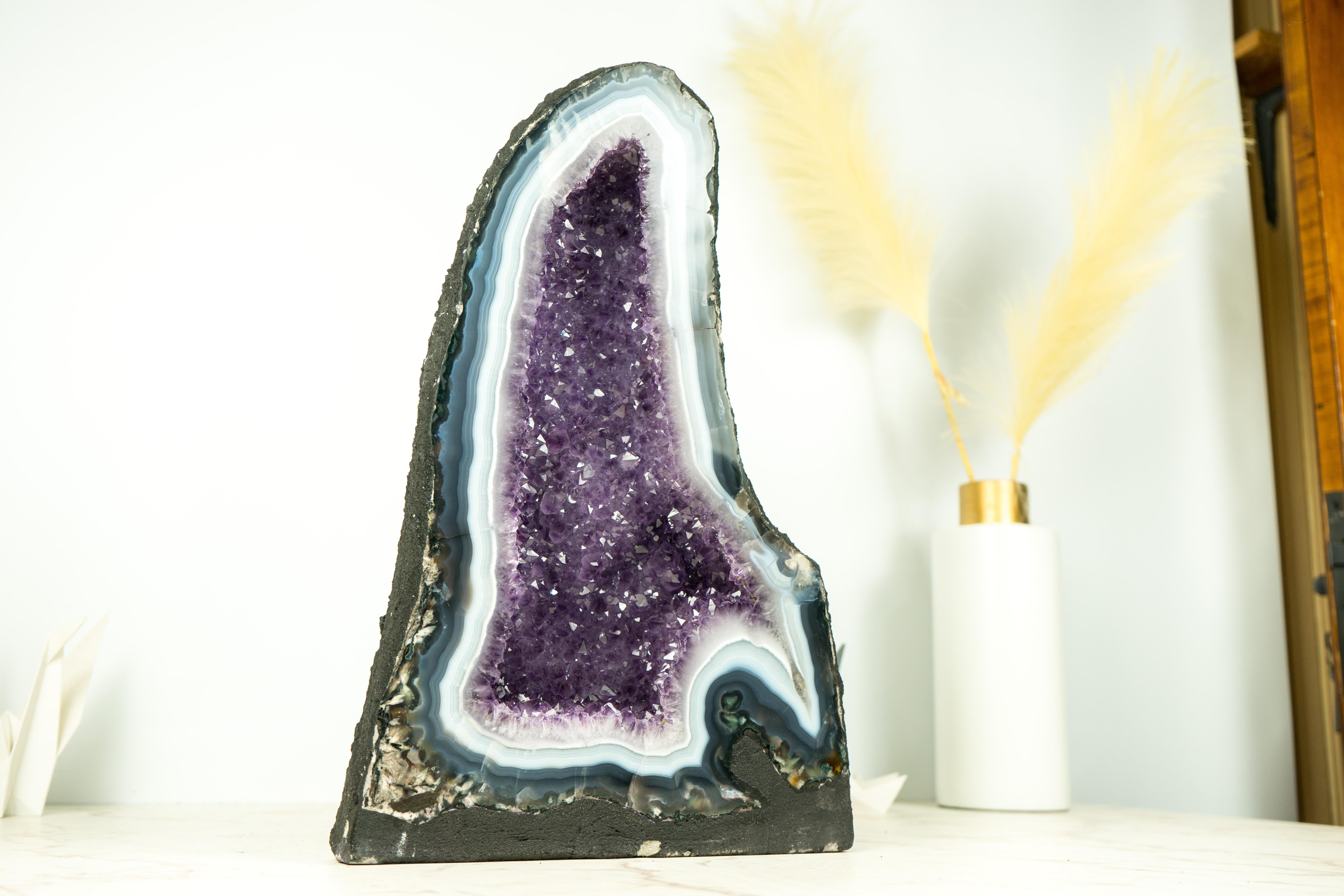 Geode scultoreo naturale di agata in formazione a cattedrale con rara agata merlettata in vendita 3