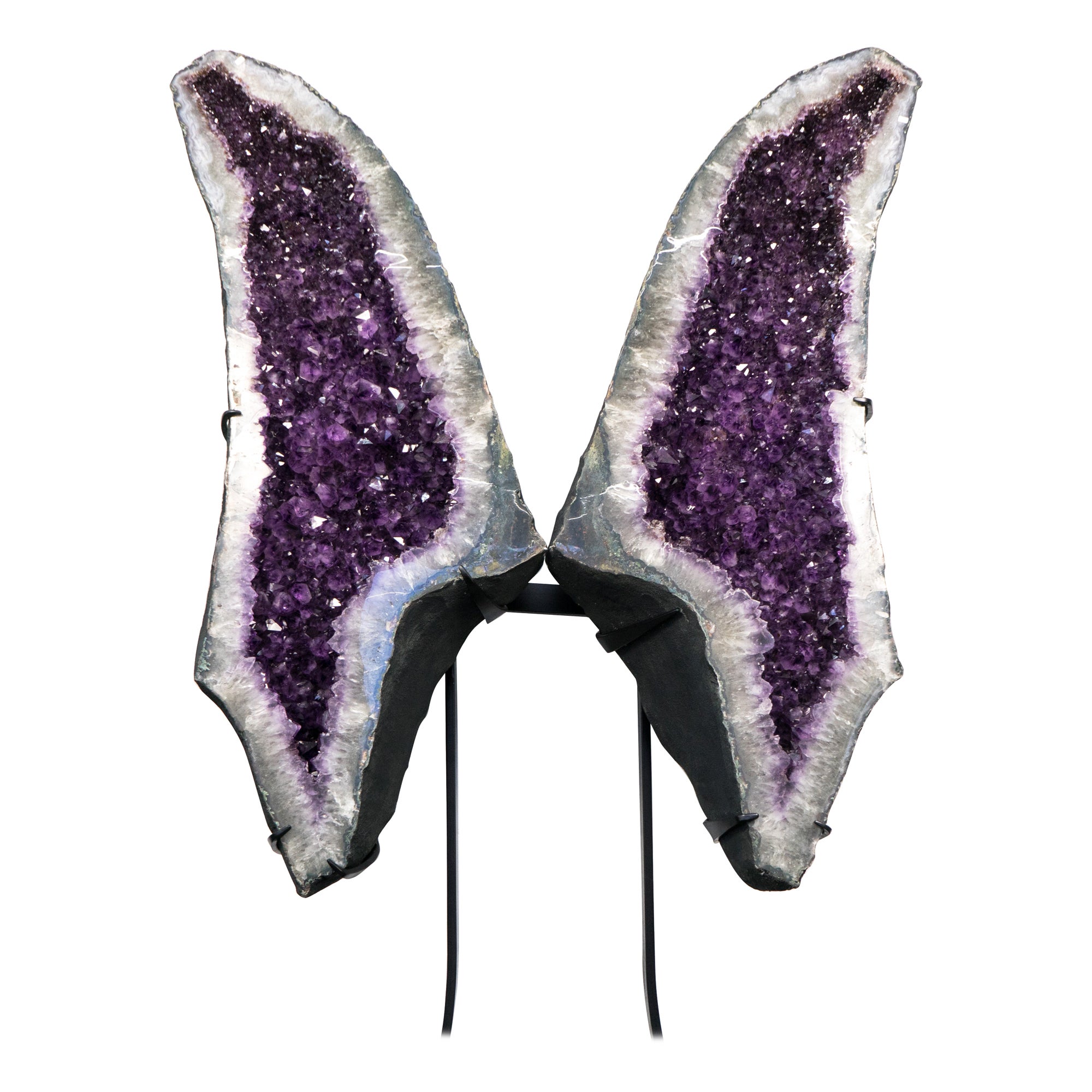Geode scultoreo naturale con ali di farfalla in ametista, ali di farfalla grandi