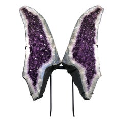 Geode scultoreo naturale con ali di farfalla in ametista, ali di farfalla grandi