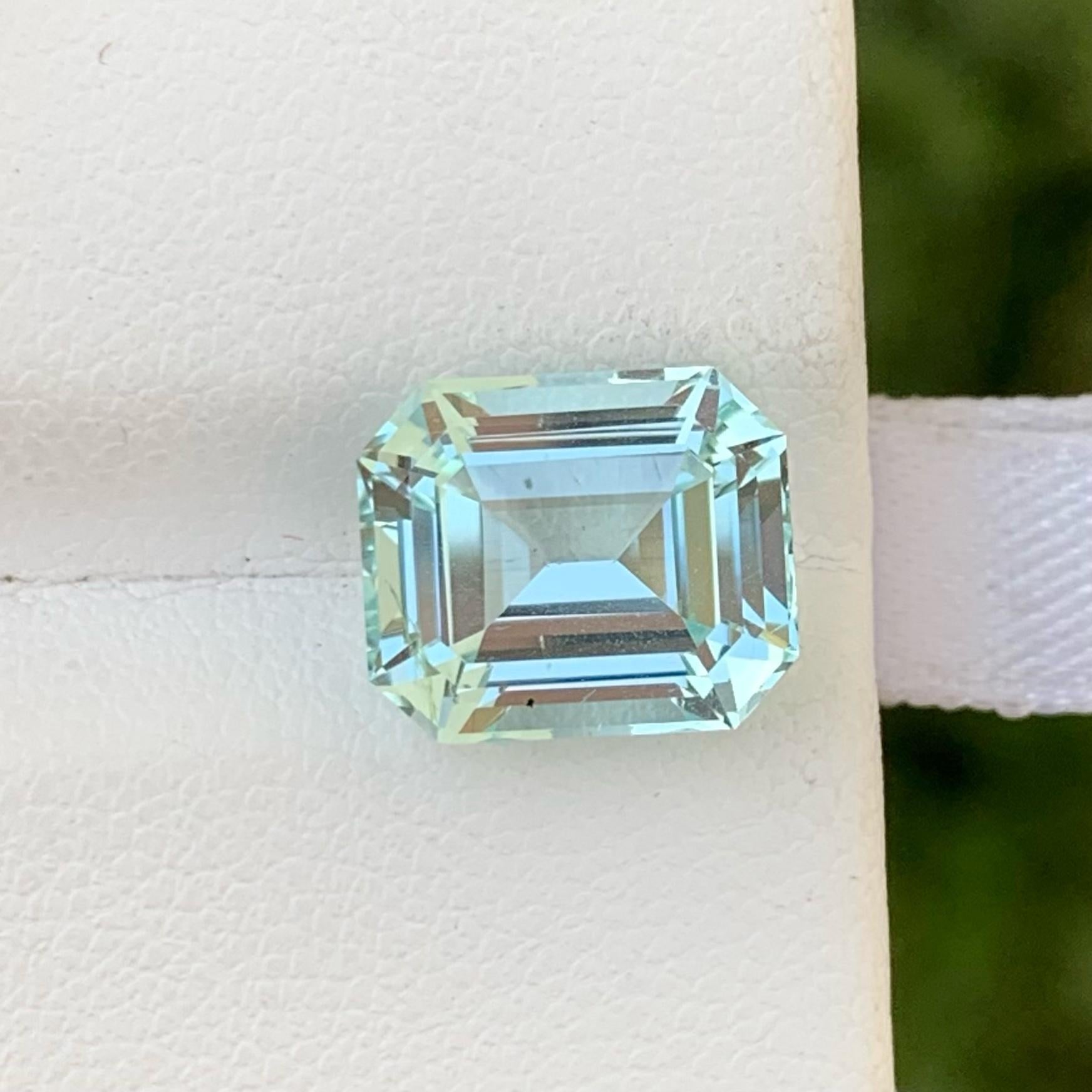 Taille émeraude Aigue-marine bleue naturelle non sertie de 4,80 carats, pierre aigue-marine en vente