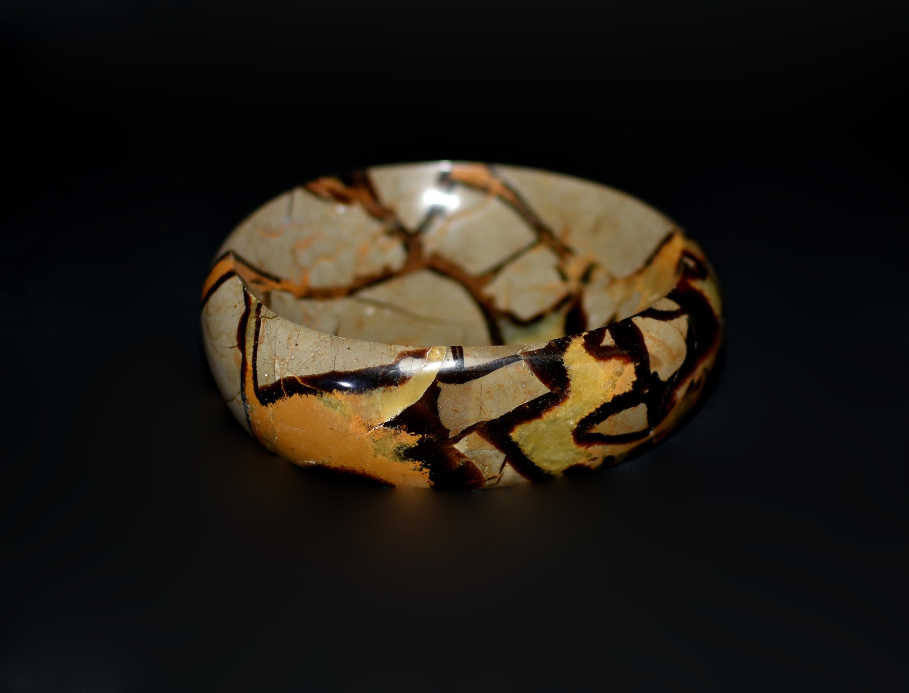 Fabriqué à partir des plus belles pierres septariennes naturelles provenant de Madagascar, ce bol ovoïde exquis est un témoignage de l'art de la nature. Méticuleusement polie, elle met en valeur les motifs uniques et captivants des cristaux jaunes