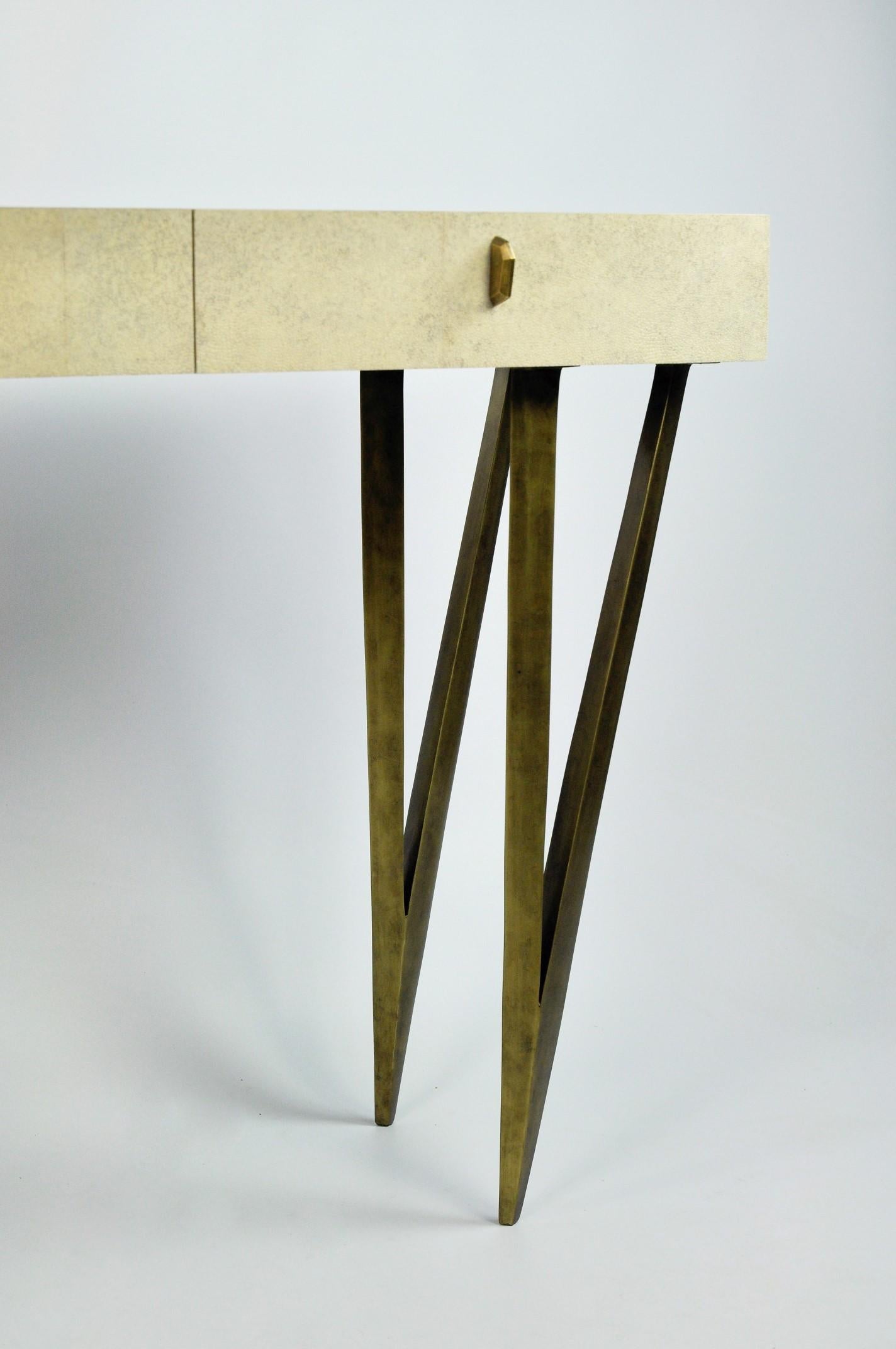 Moderne Table console REEF en galuchat naturel avec pieds en laiton patiné ancien par Ginger Brown en vente
