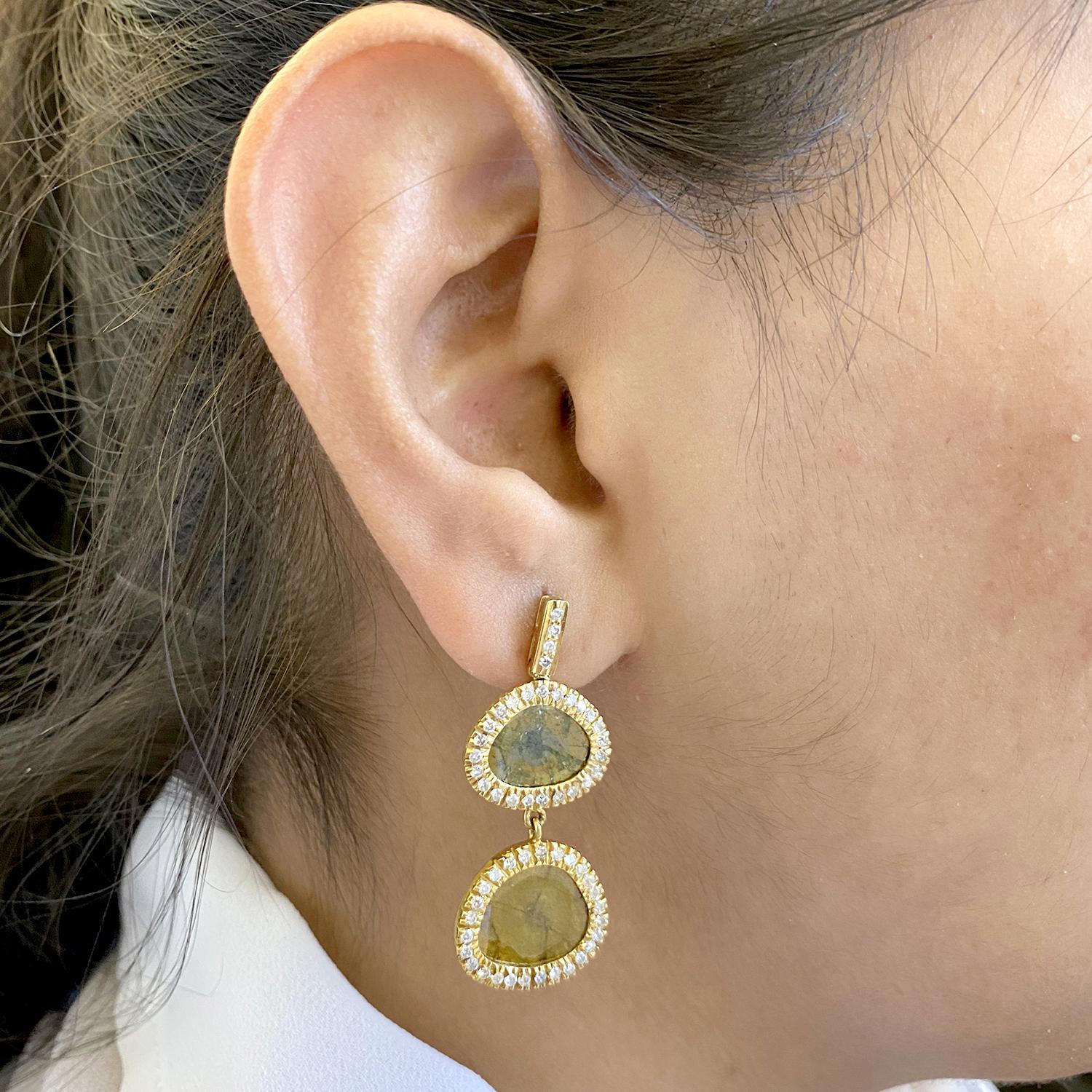 Natürliche geformte zweistufige Eis-Diamant-Ohrringe aus 18 Karat Gelbgold (Kunsthandwerker*in) im Angebot