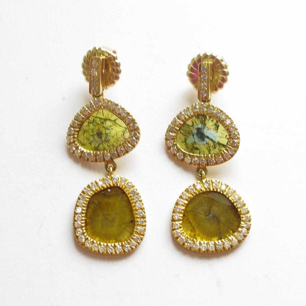 Natürliche geformte zweistufige Eis-Diamant-Ohrringe aus 18 Karat Gelbgold (Rundschliff) im Angebot
