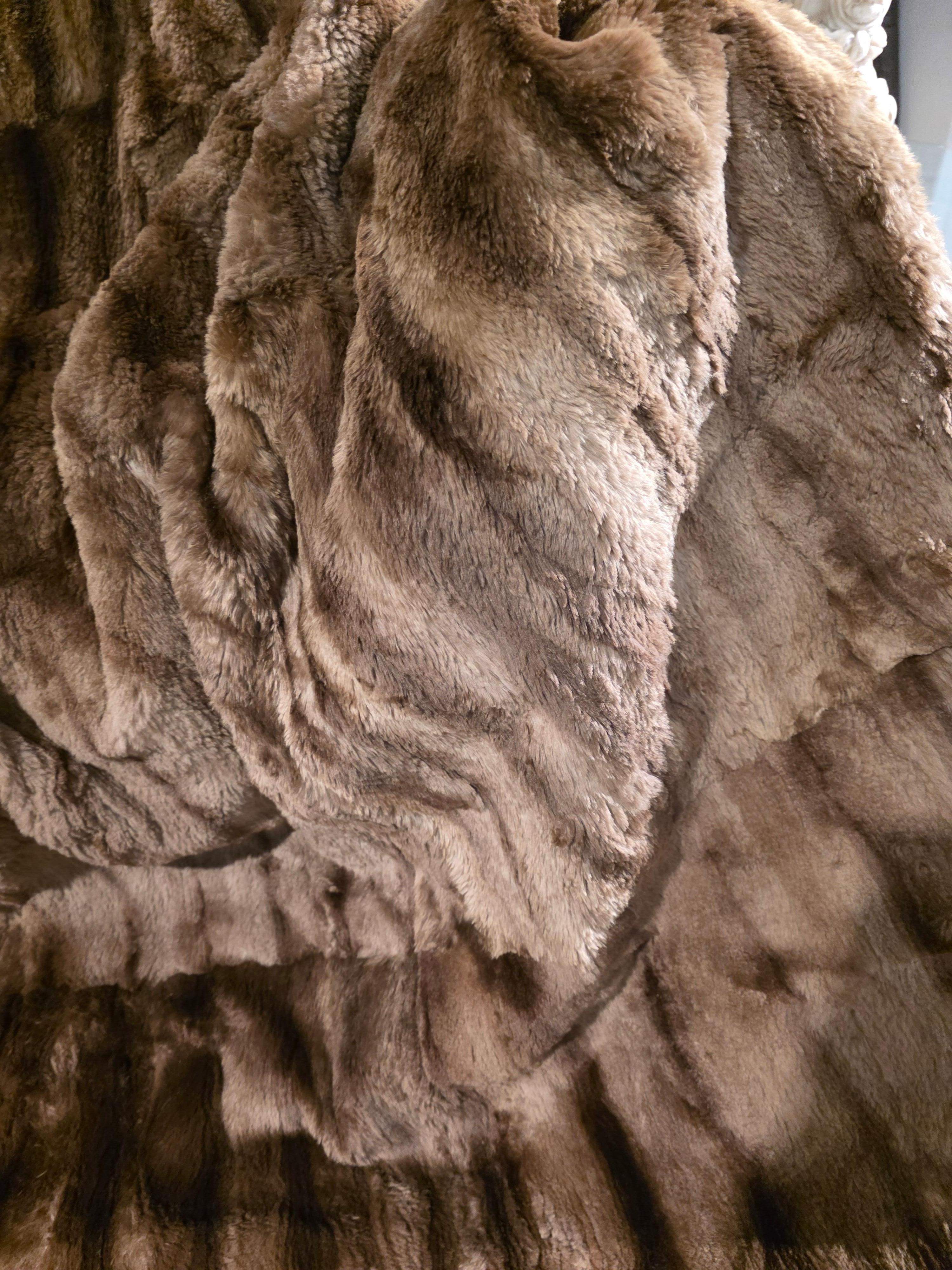 Coperta King Size in pelliccia di procione tosata Nature in vendita 3