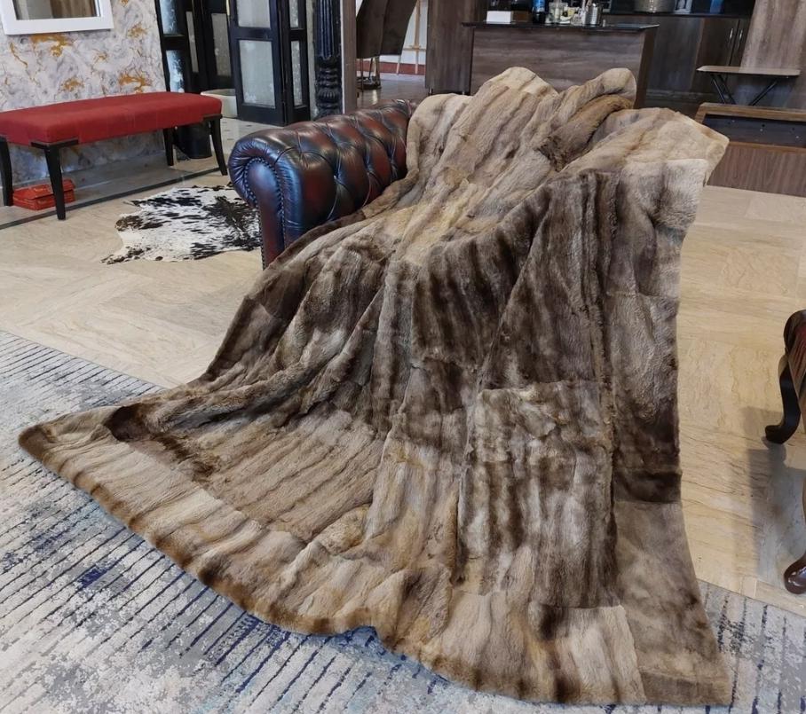 Il s'agit d'une magnifique et luxueuse couverture king size en fourrure de raton laveur naturelle et tondue.
Peaux douces avec une coloration riche et terreuse,  accentué par un support noir.
Il est parfait pour un lit ou pour s'asseoir sous le