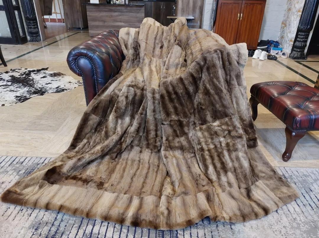 Américain Couverture King Size en fourrure de raton laveuse naturelle en vente