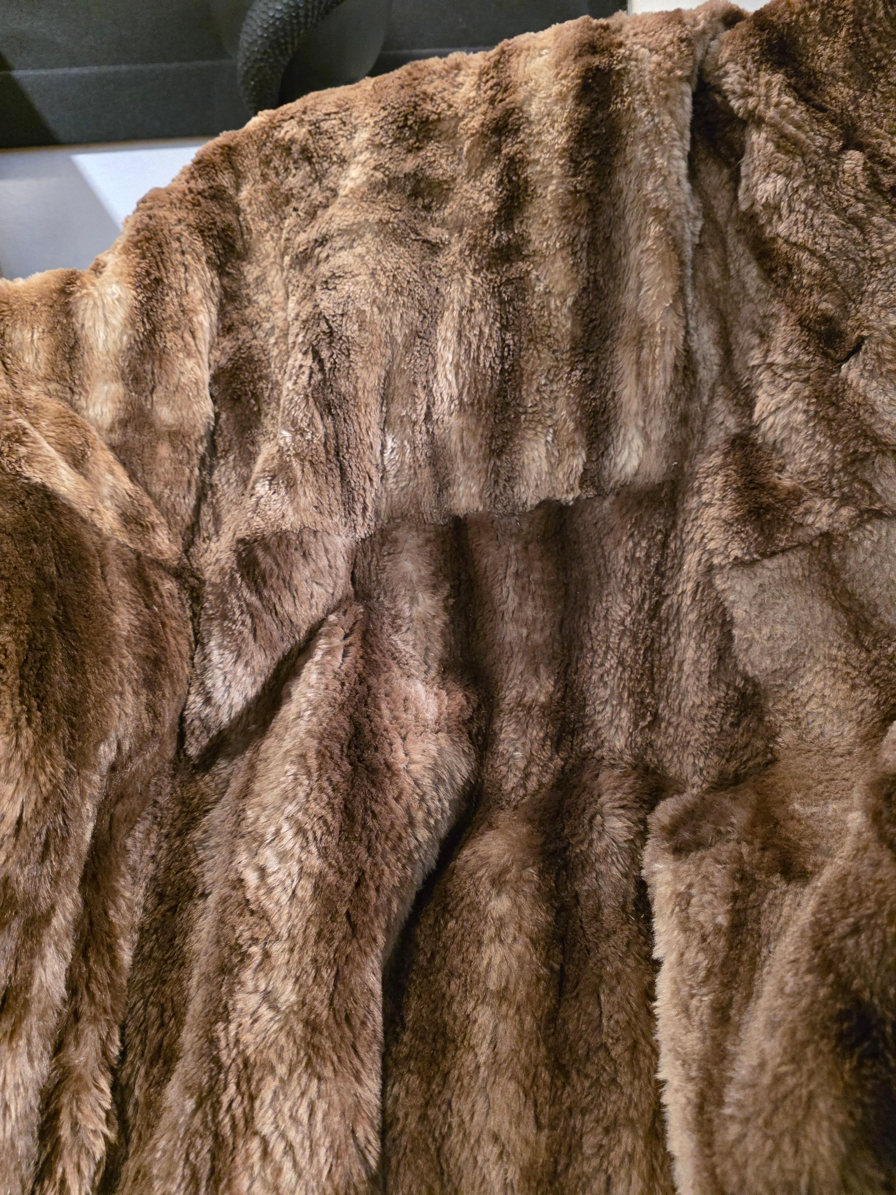 Coperta King Size in pelliccia di procione tosata Nature in vendita 1