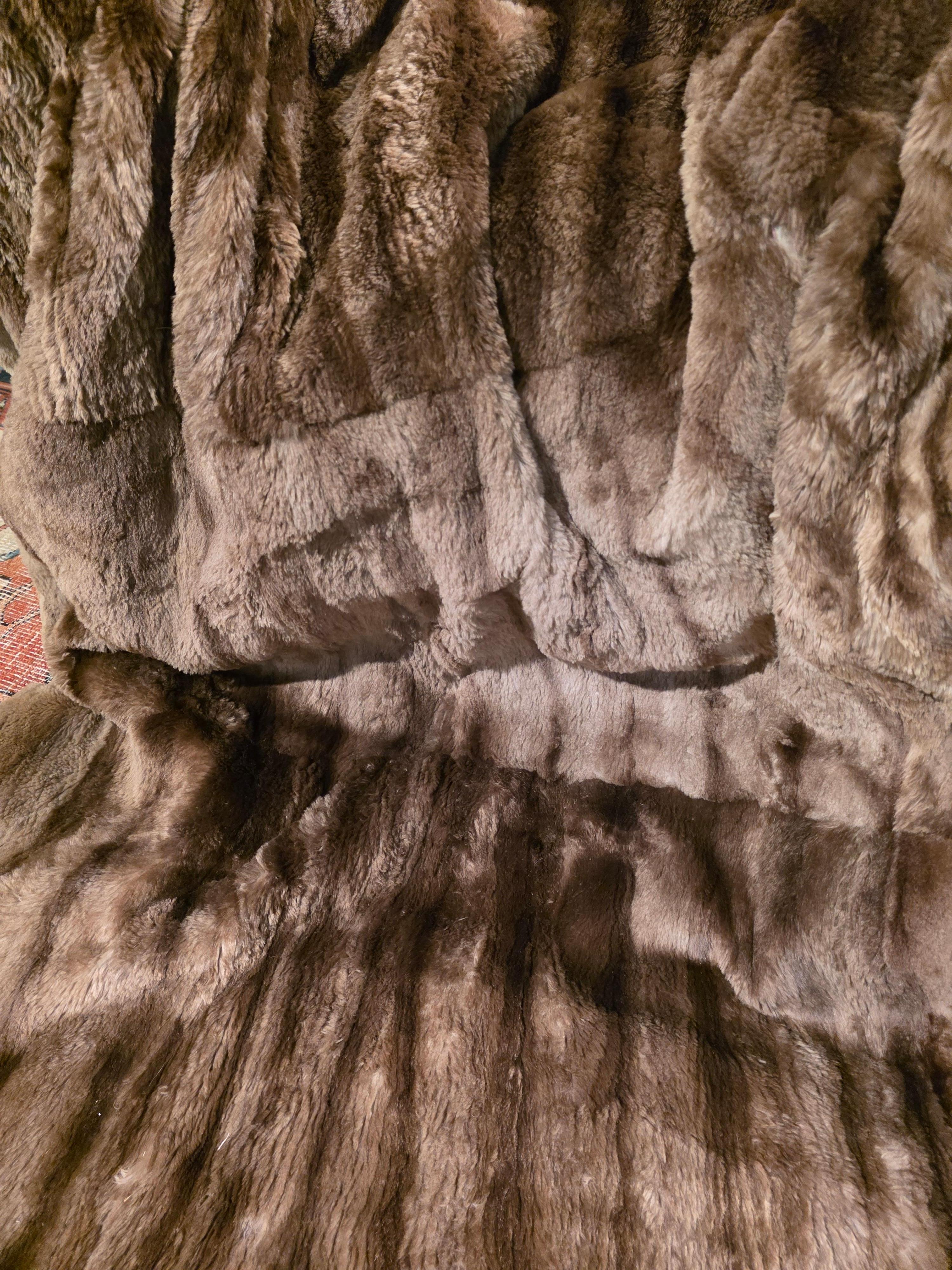 Coperta King Size in pelliccia di procione tosata Nature in vendita 2