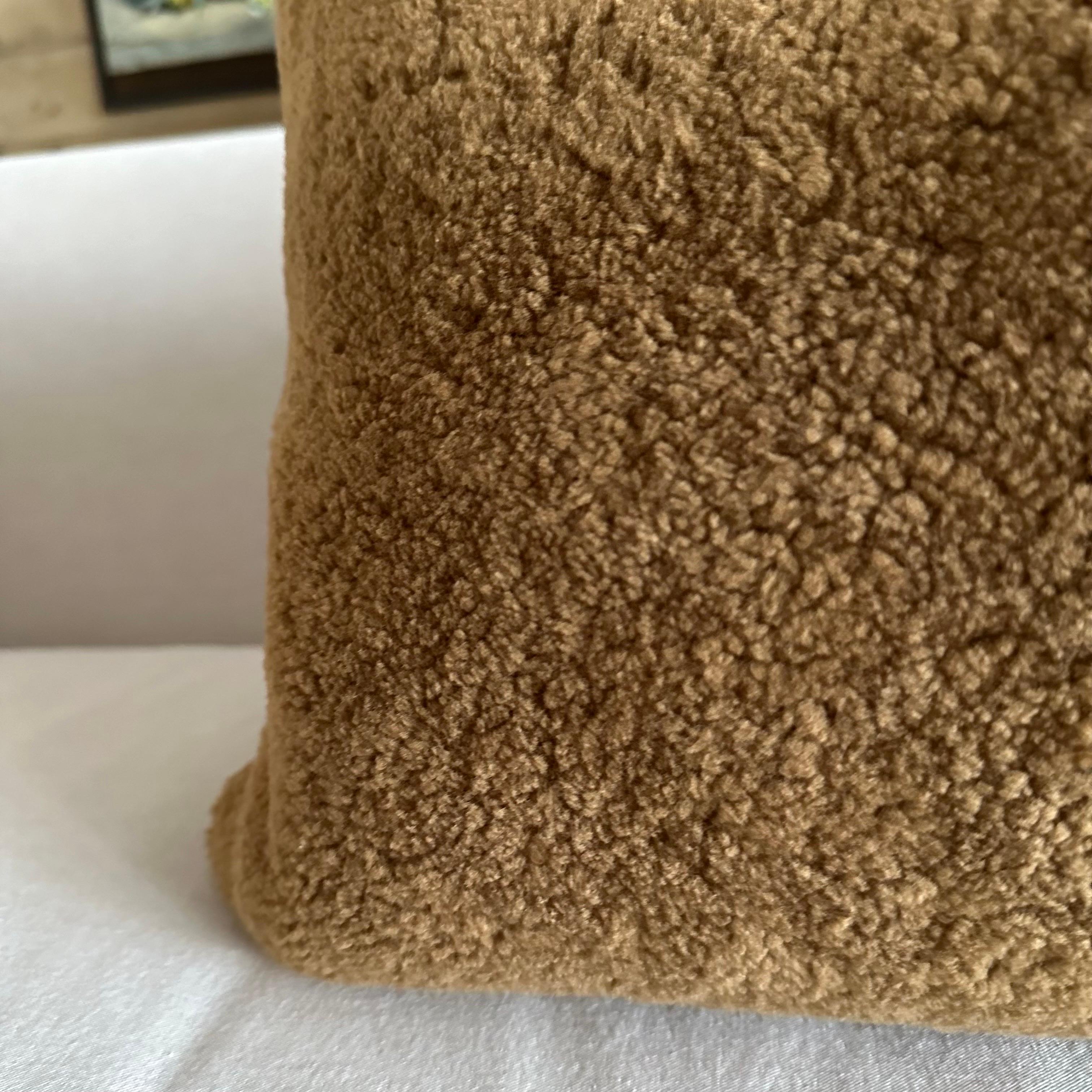 Lendenkissen aus natürlichem Shearling in Cappuccino-Farbe mit Messing-Reißverschluss im Zustand „Neu“ im Angebot in Brea, CA