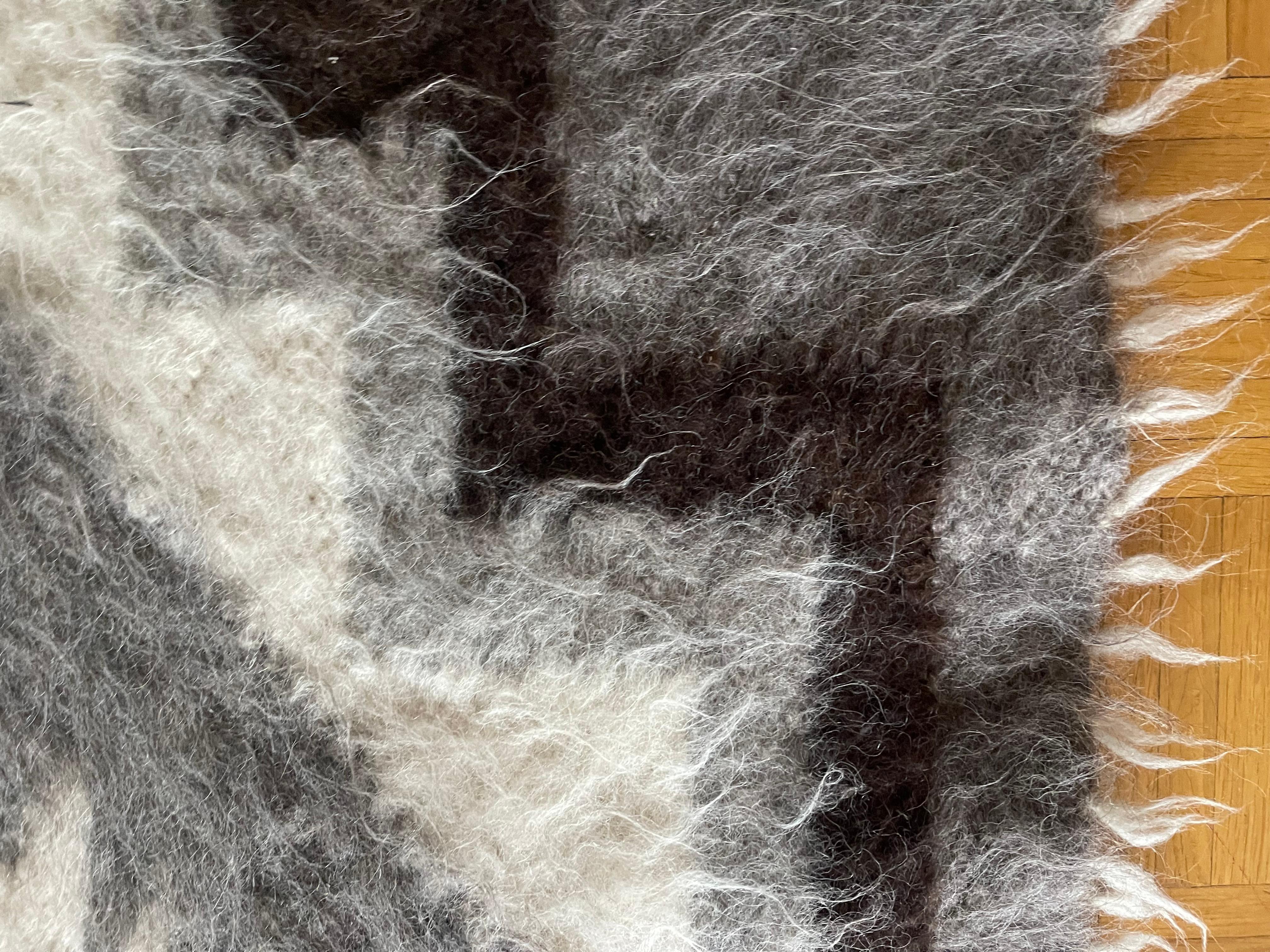 Couverture en laine de mouton tissée à la main The Moderns Natural Organic Bon état - En vente à Boca Raton, FL