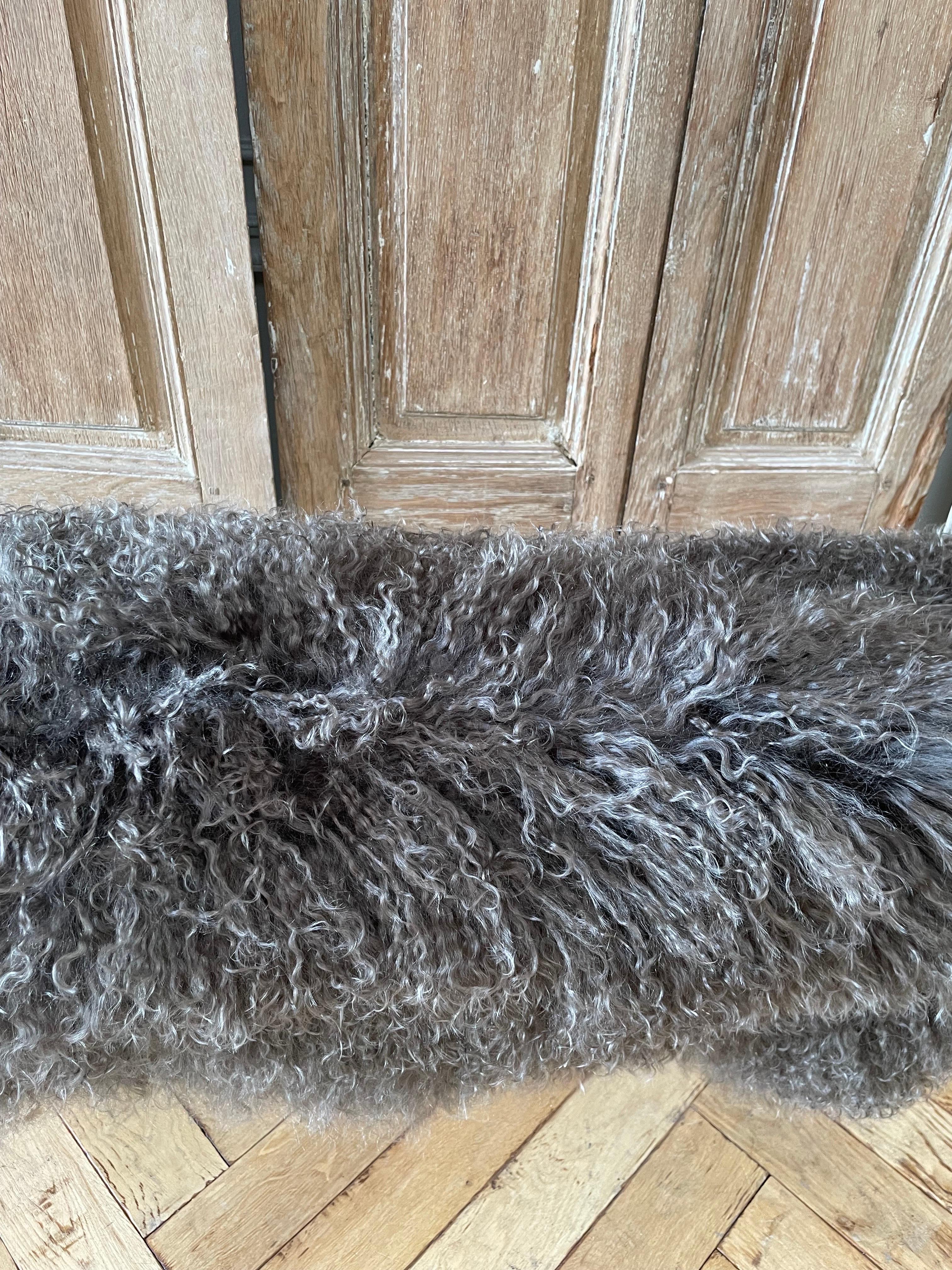 Natural Sheepskin Hide Rug or Throw In New Condition For Sale In Brea, CA