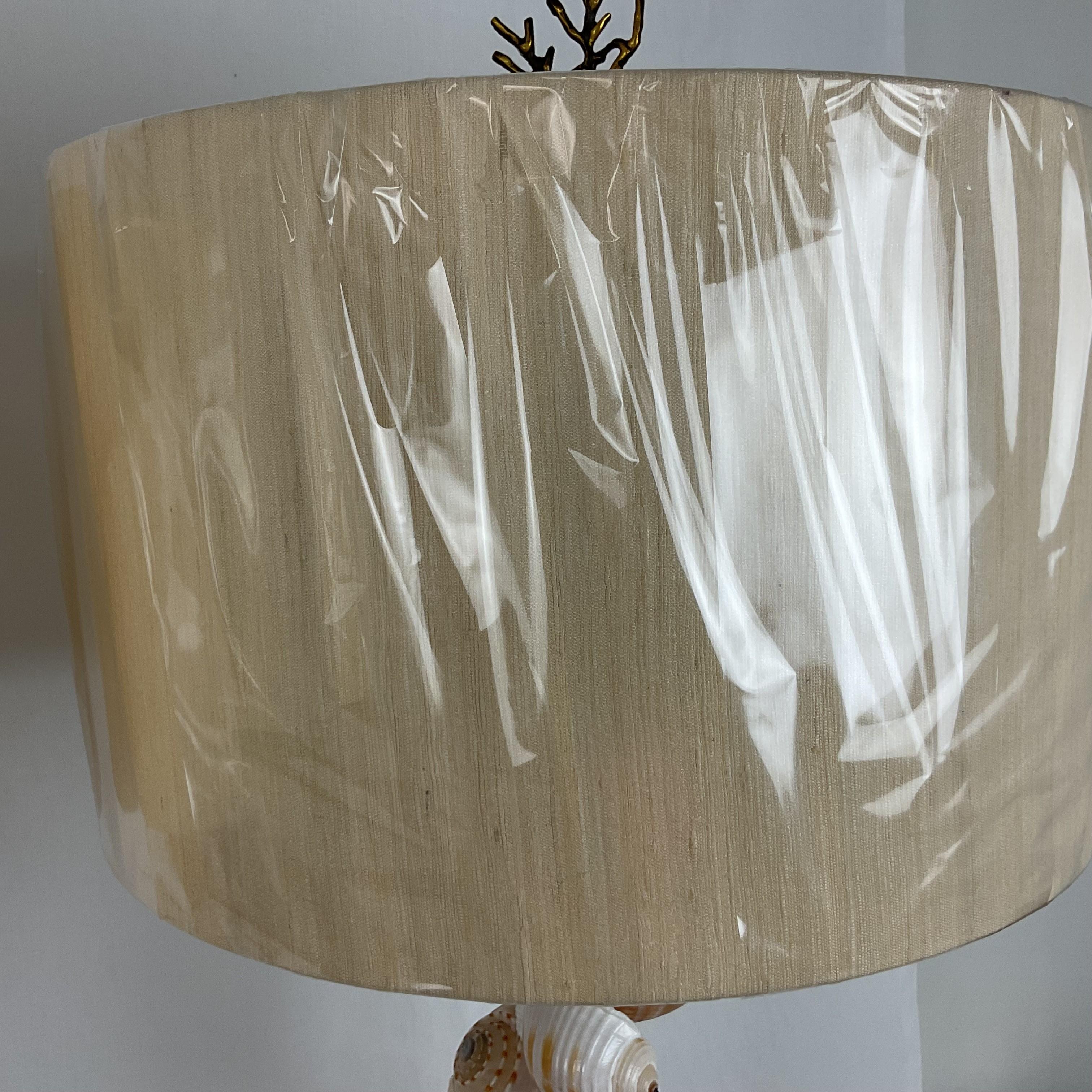 Lámparas de concha natural sobre bases de lucite con pantallas y remates Moderno en venta